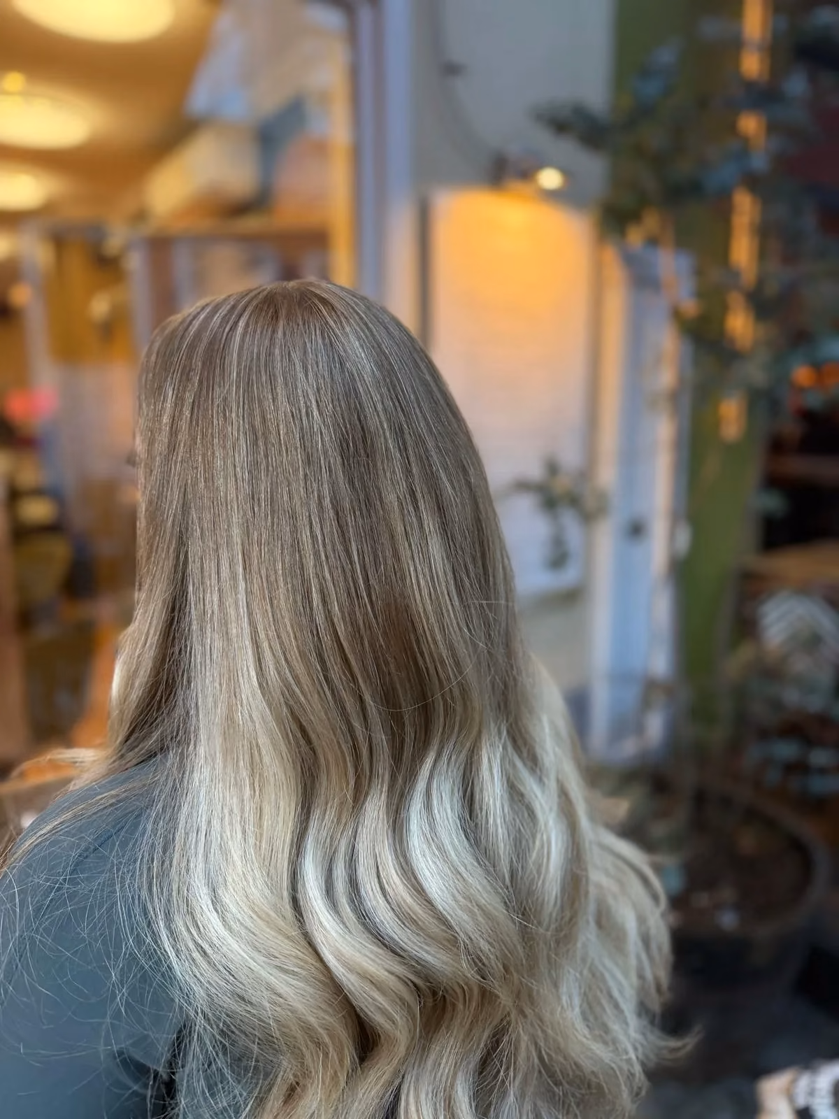 Aschblonde Balayage mit Wellen