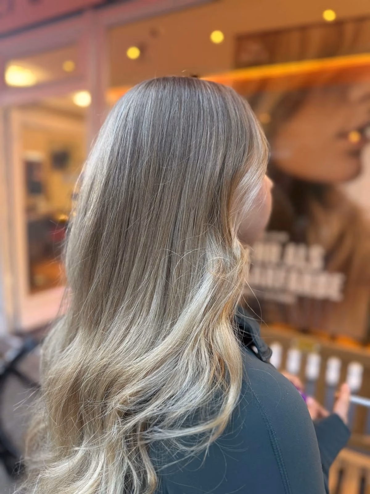 Aschblonde Balayage Seitenansicht