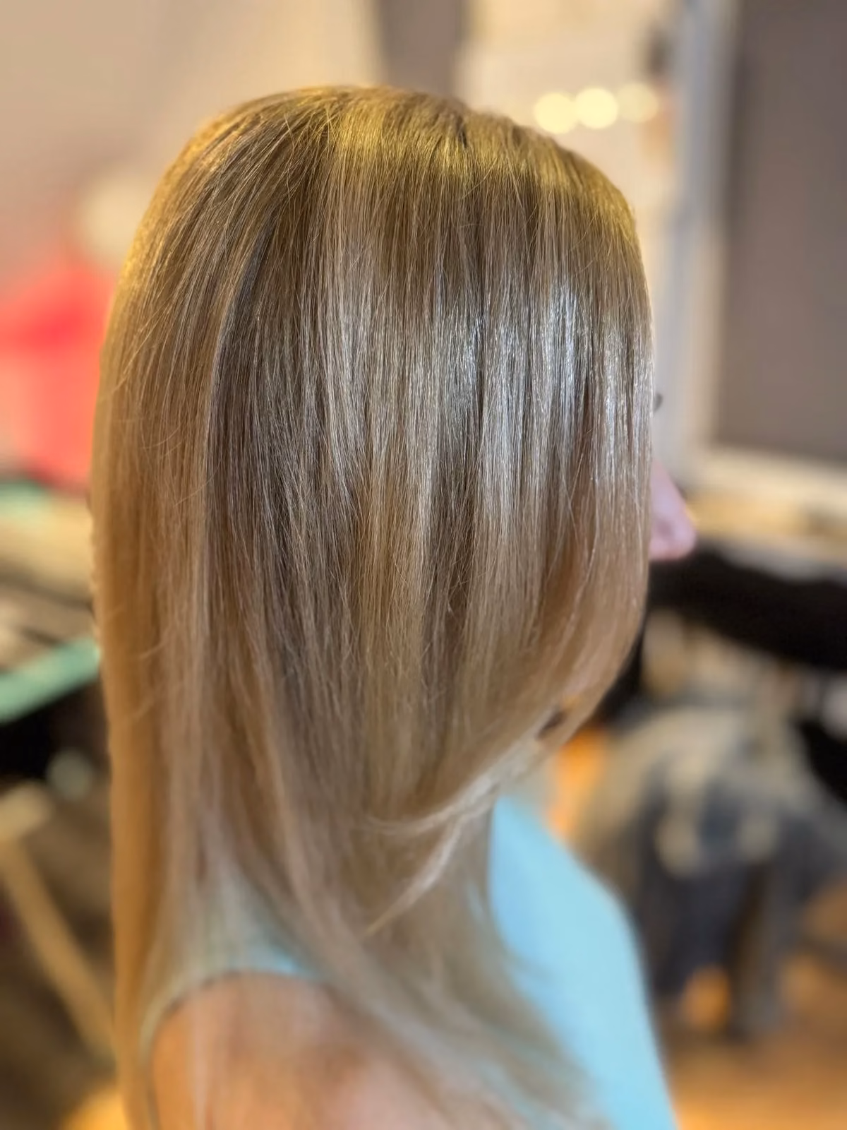 Glaenzende blonde Balayage von hinten