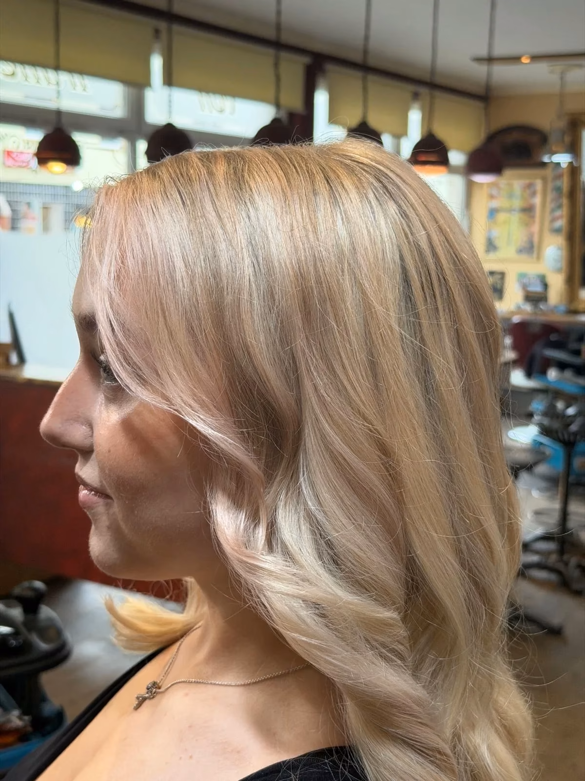 Glaenzende blonde Balayage im Profil