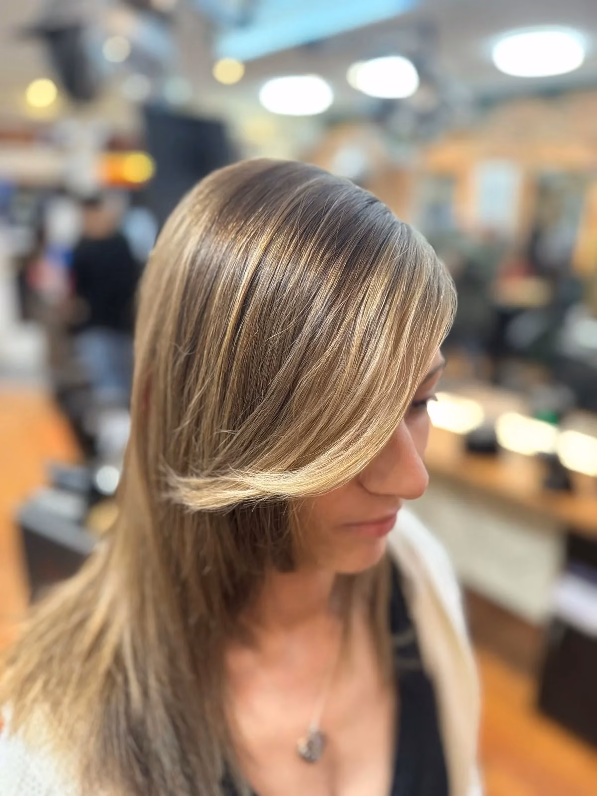 Blonde Balayage mit Glanz im Seitenprofil