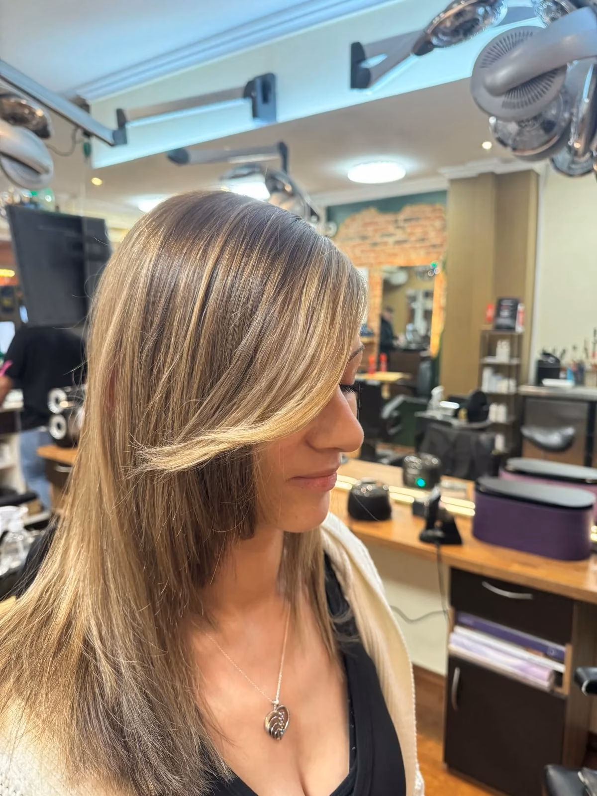 Glaenzende Balayage glatt gestylt von der Seite