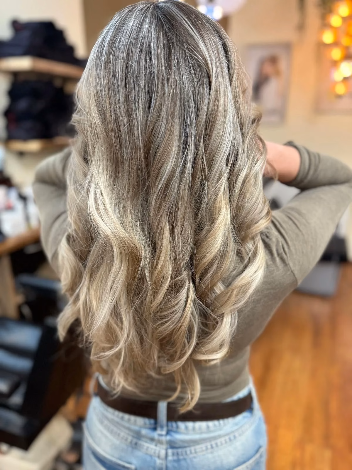 Lange blonde Balayage mit Wellen von hinten