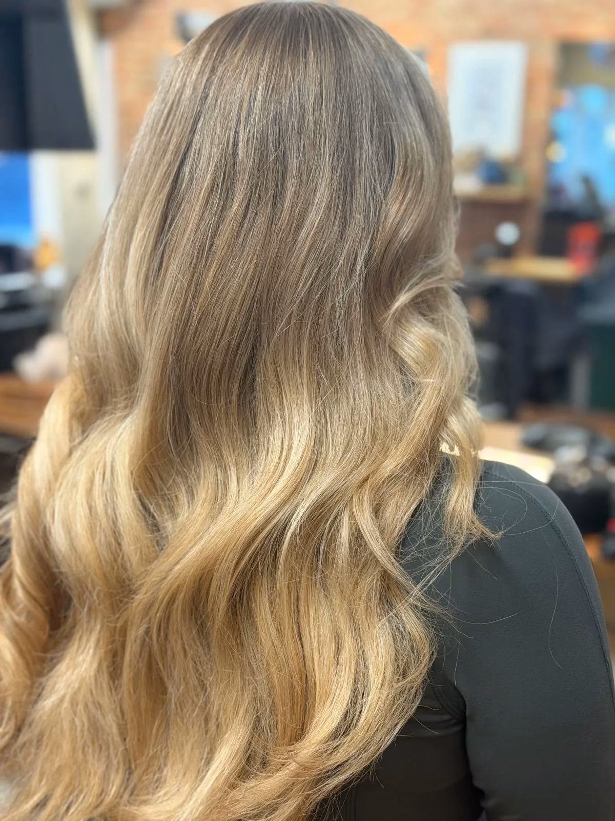 Balayage Blond mit weichen Wellen