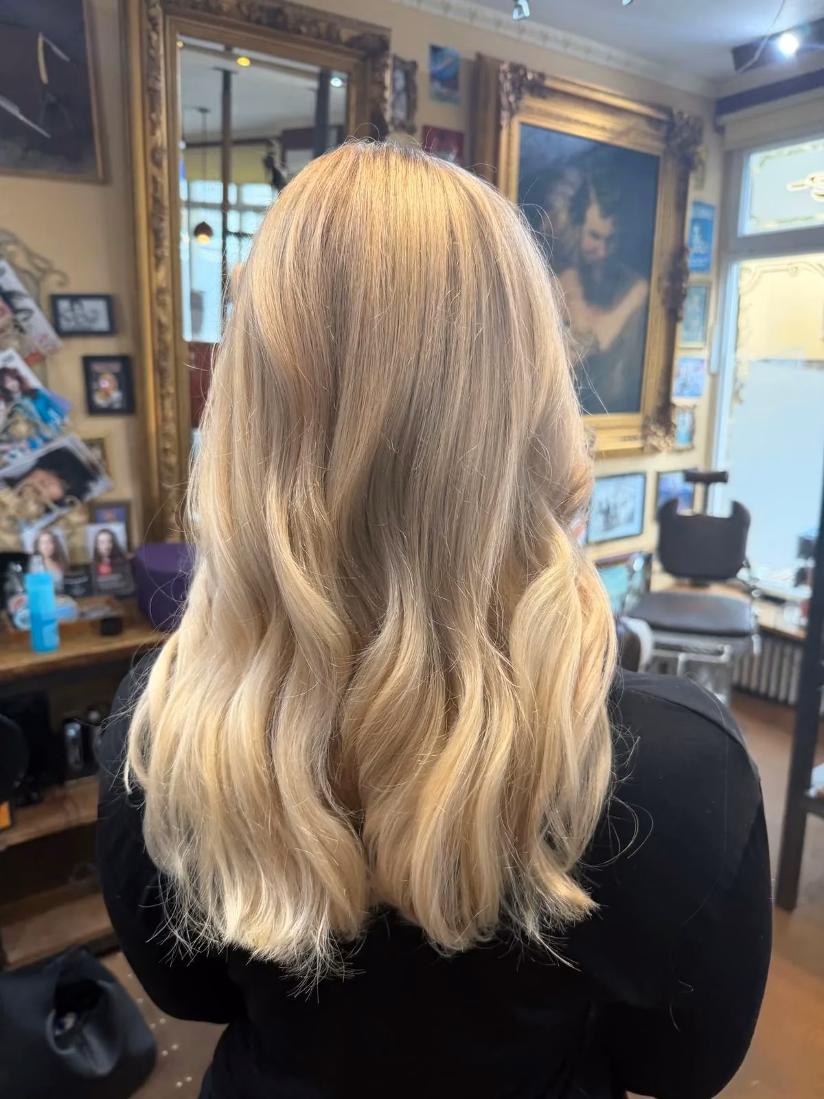 Balayage Blond mit Wellen von hinten