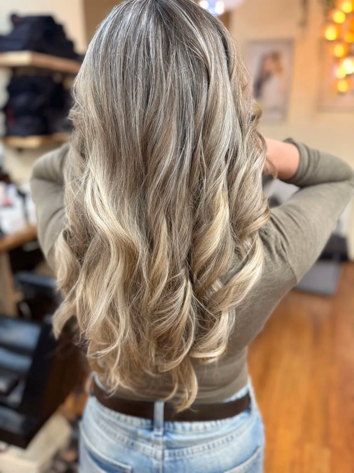 Blonde Balayage mit definierten Wellen