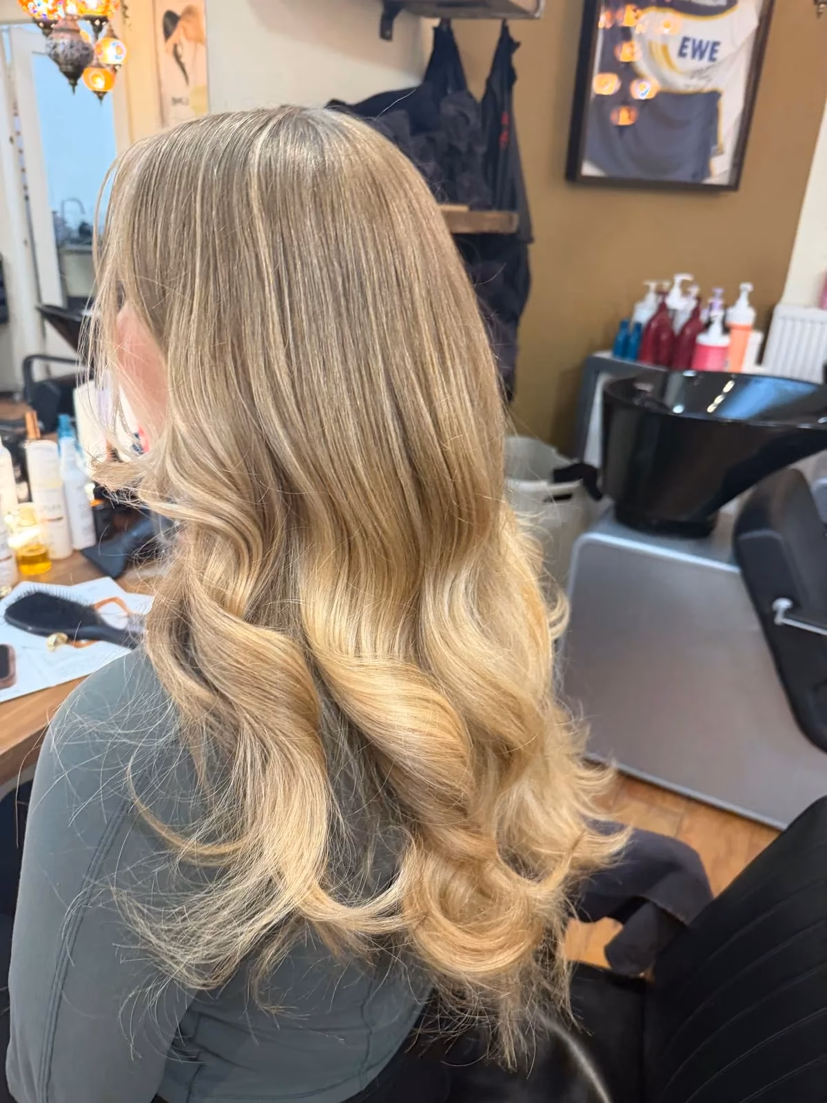 Balayage Blond Wellen Seitenansicht