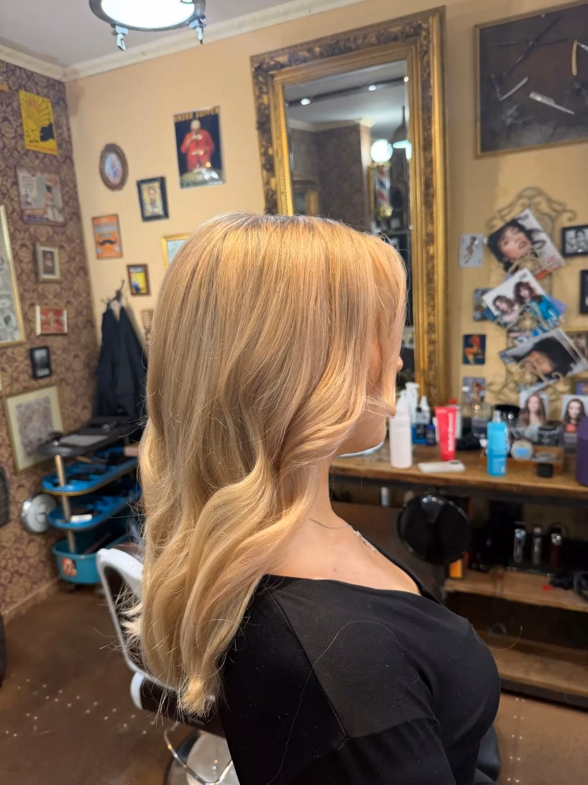 Blonde Balayage mit weichen Wellen