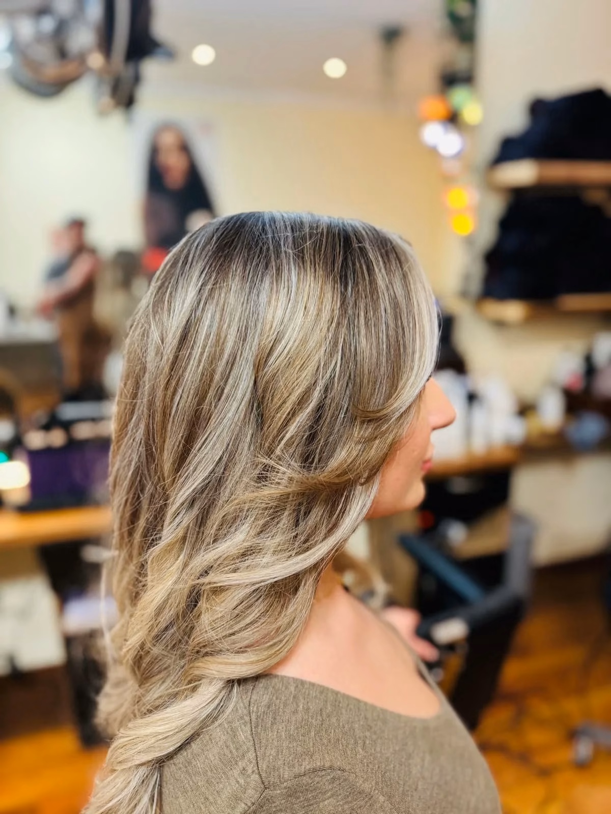 Balayage in Blondtoenen mit weichen Wellen
