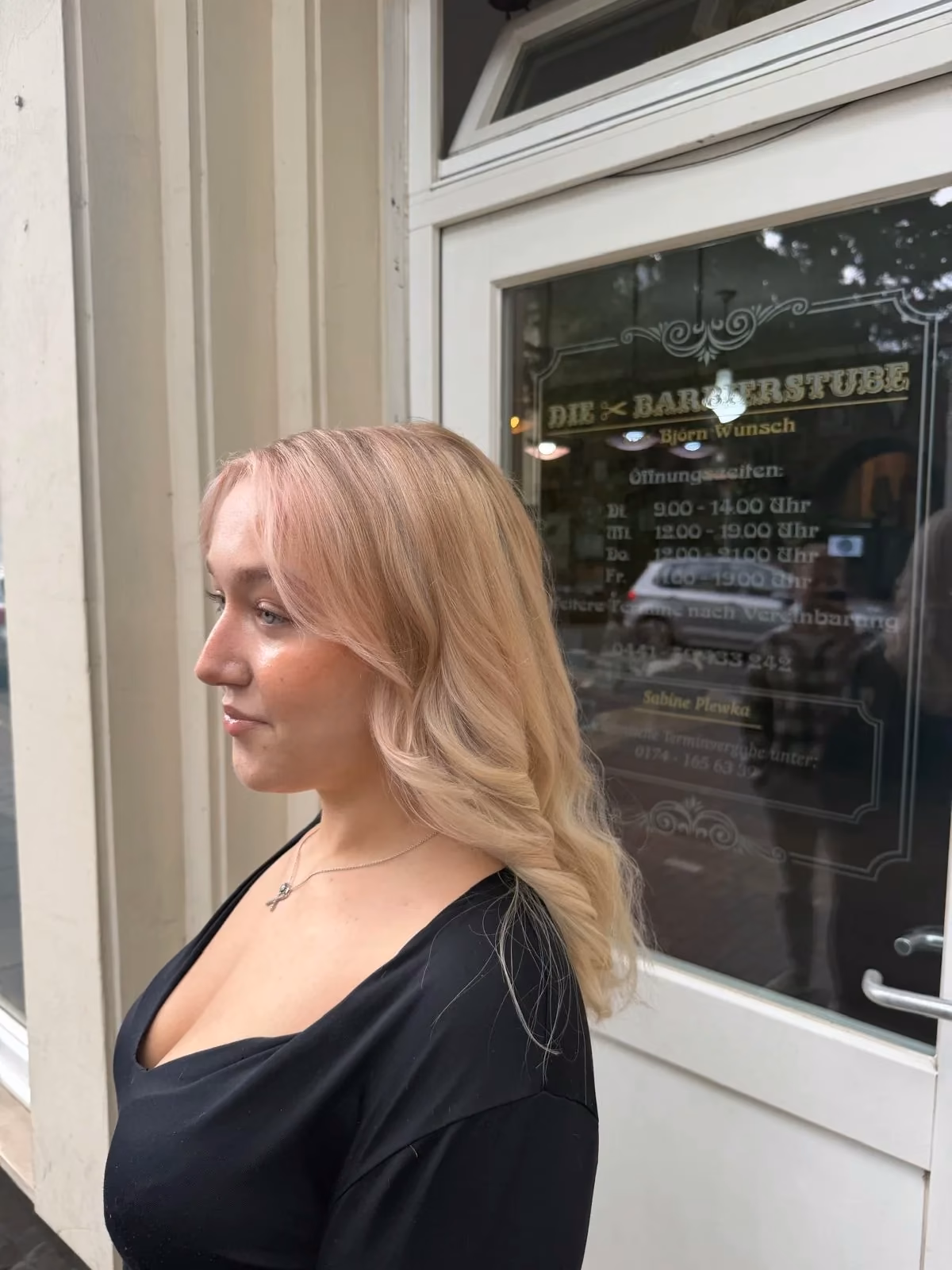 Blonde Balayage mit Wellen vor Salon