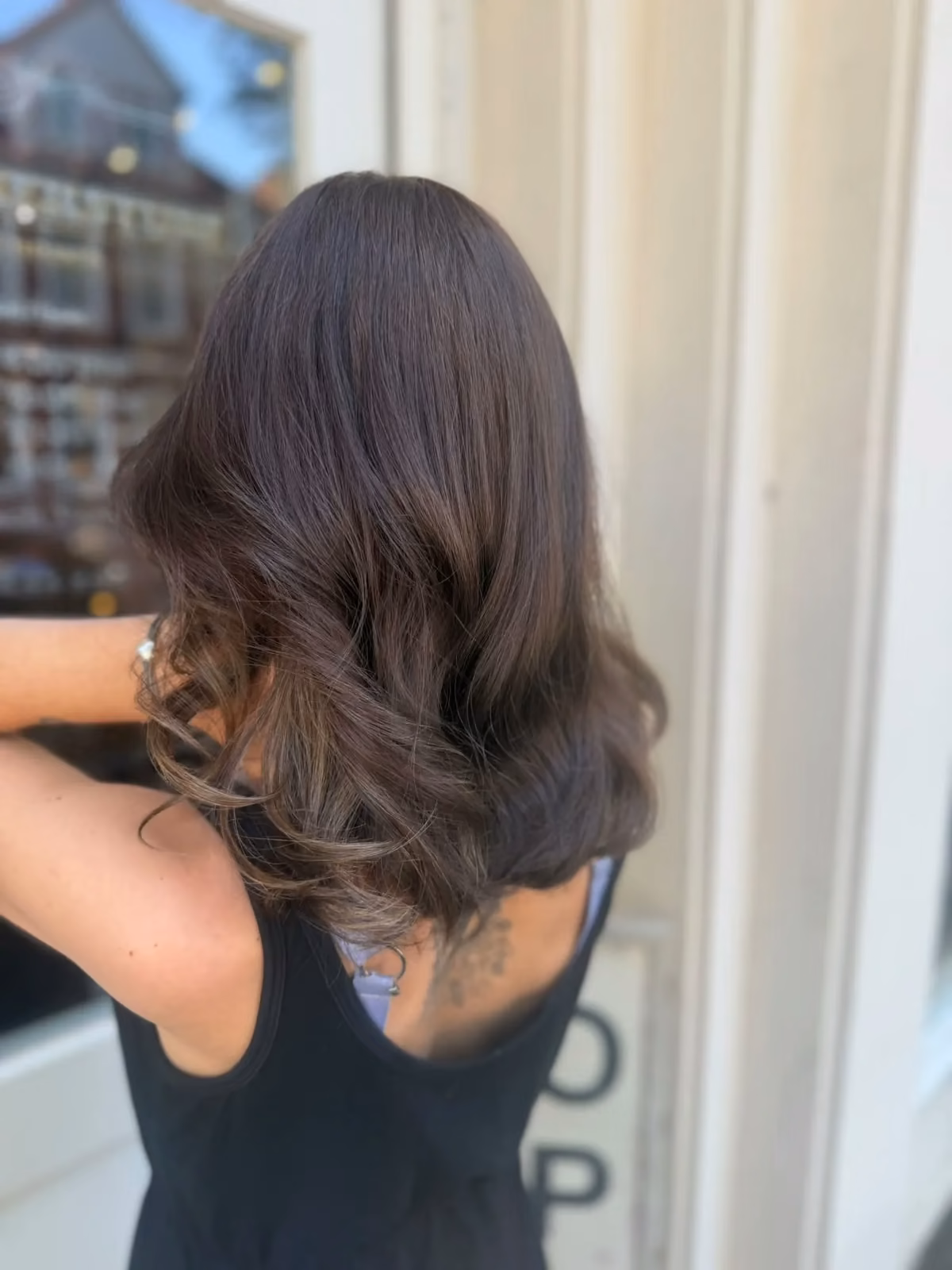 Glaenzende Balayage Wellen in der Rueckansicht