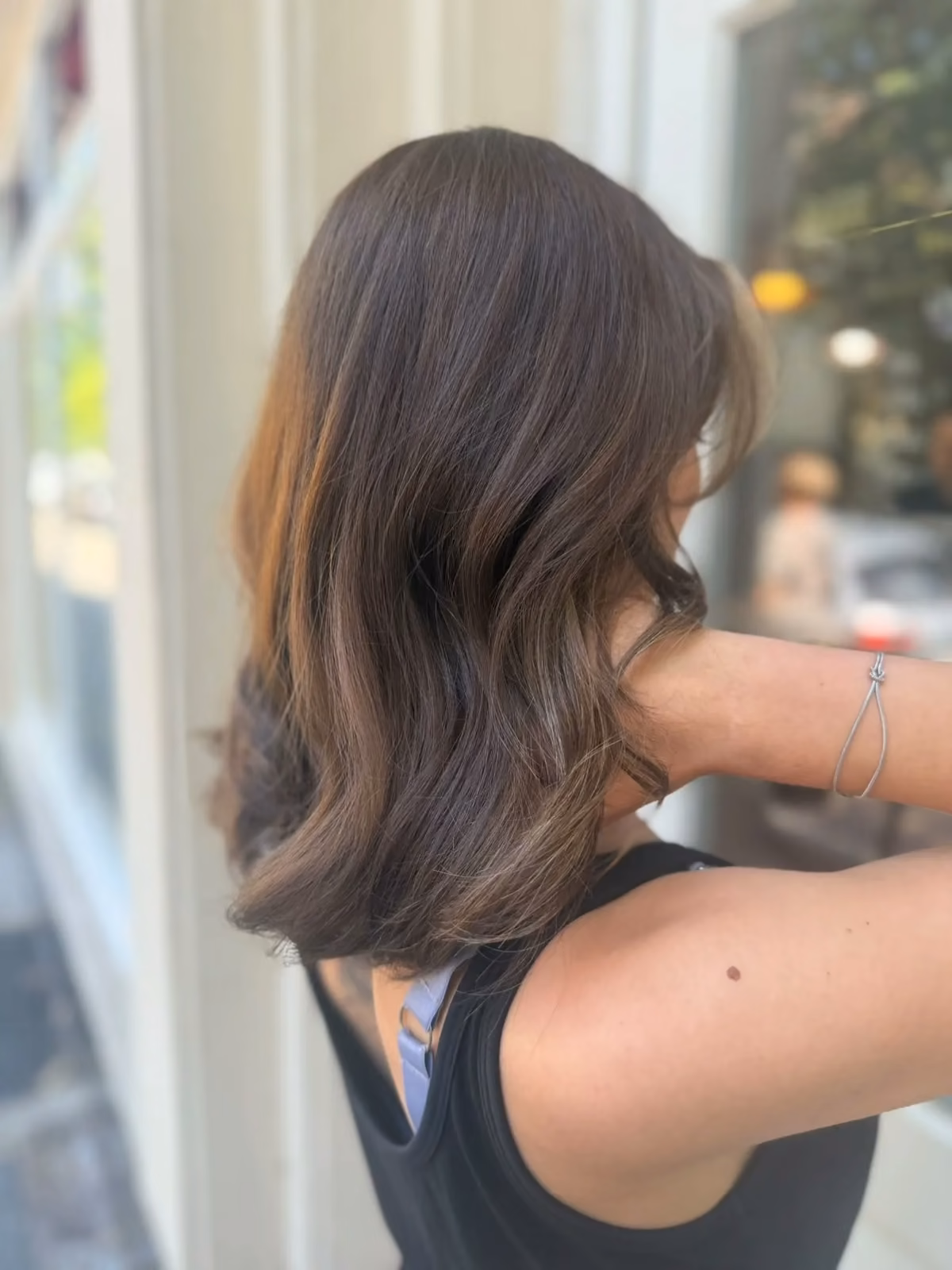 Balayage in Braun mit Wellen von hinten