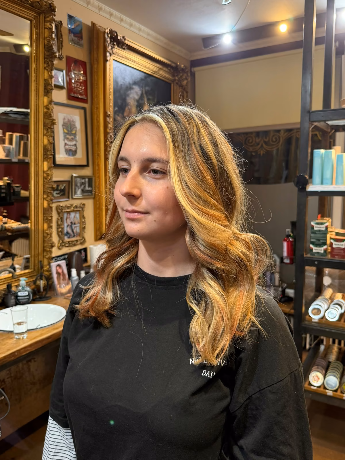 Kundin mit warmer Karamell-Balayage, Porträt im Salon in Oldenburg