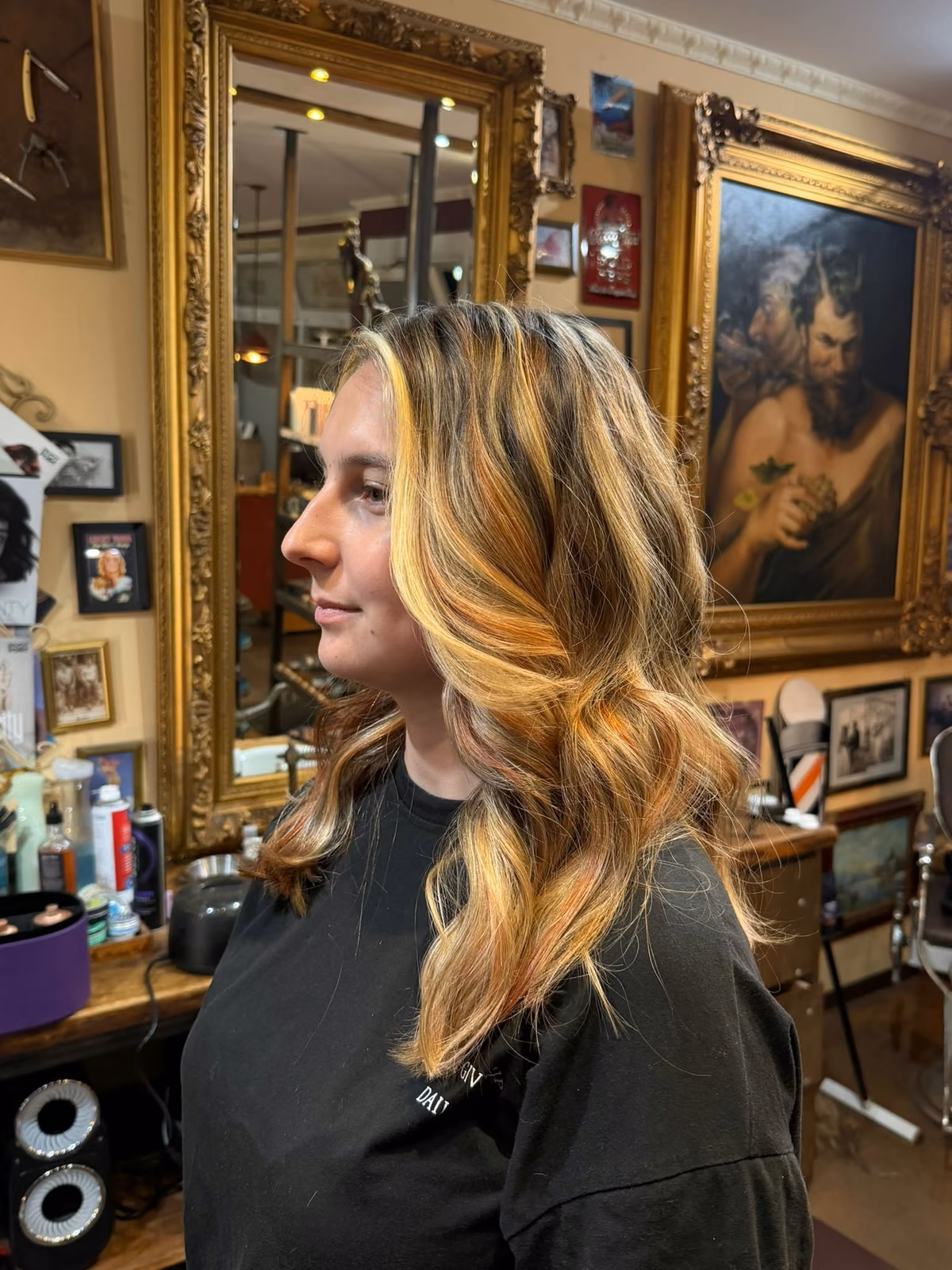 Warme Karamell-Balayage mit Wellen im Profil
