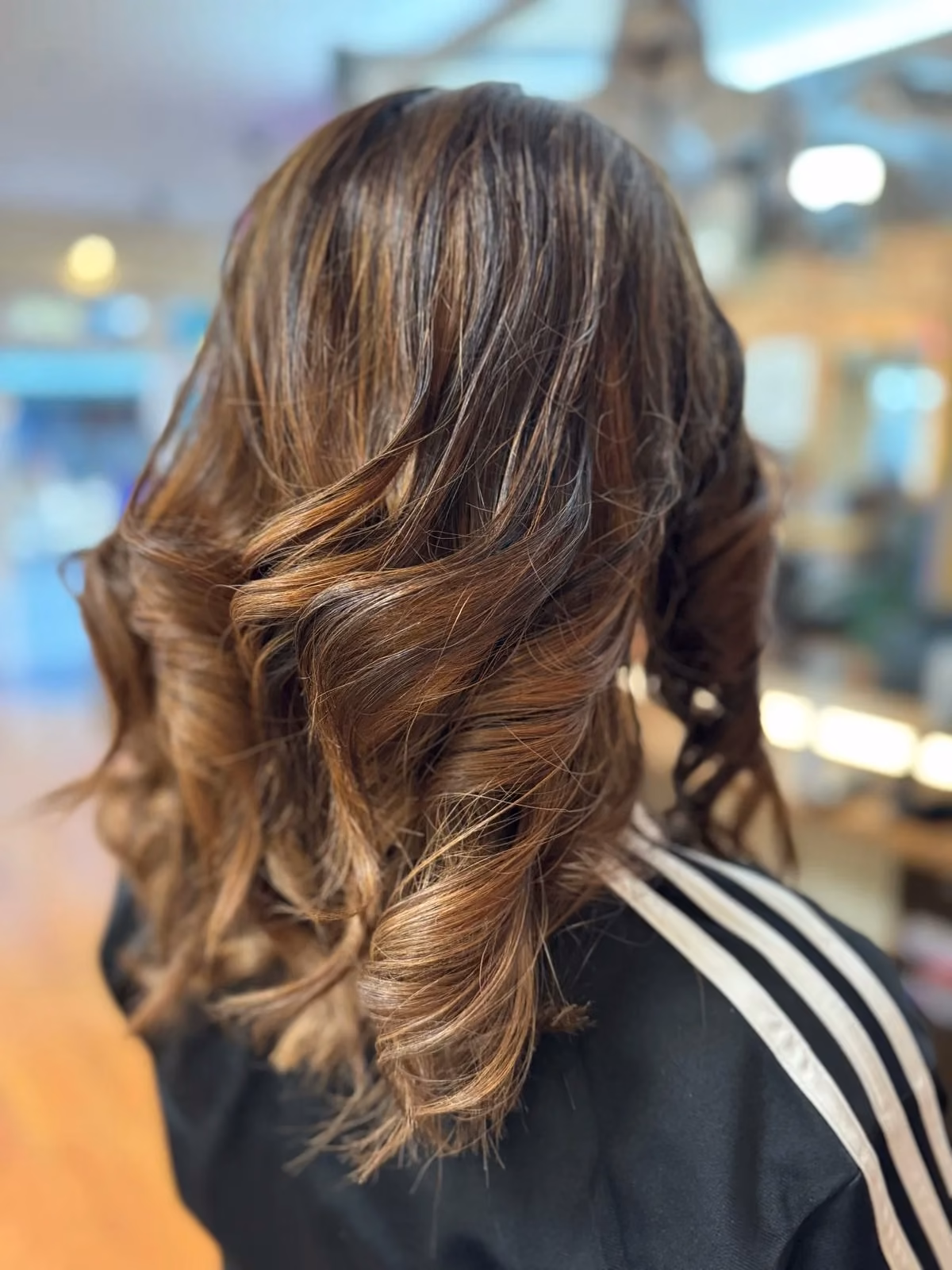 Karamell-Balayage mit definierten Locken