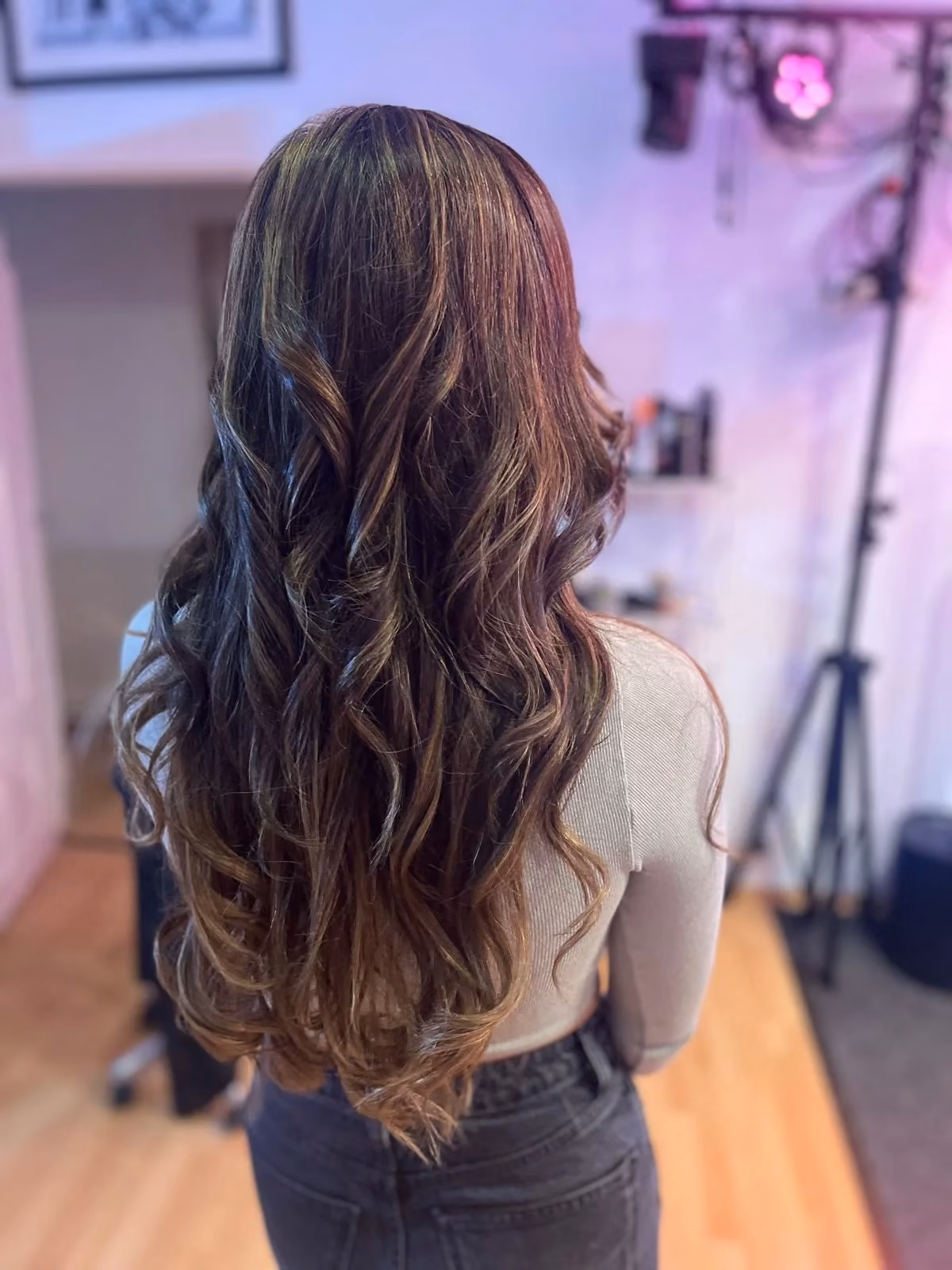 Balayage mit langen Locken von hinten