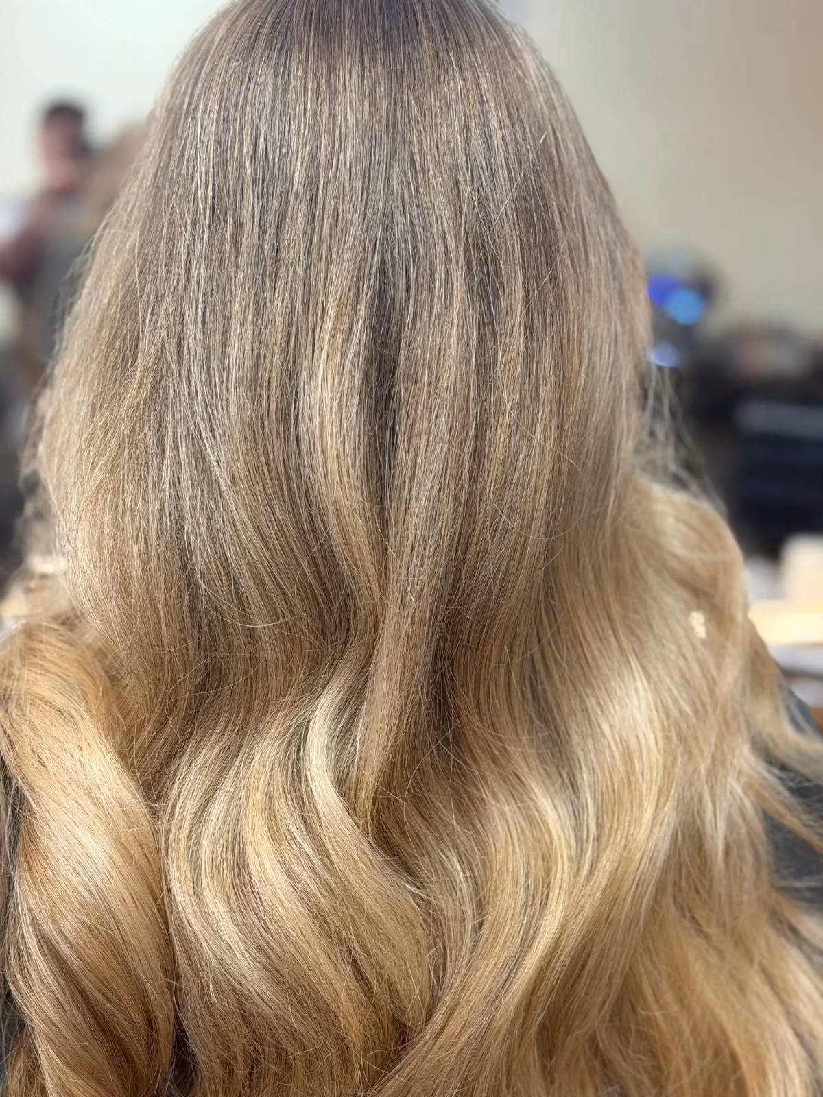 Naturblonde Balayage mit Wellen