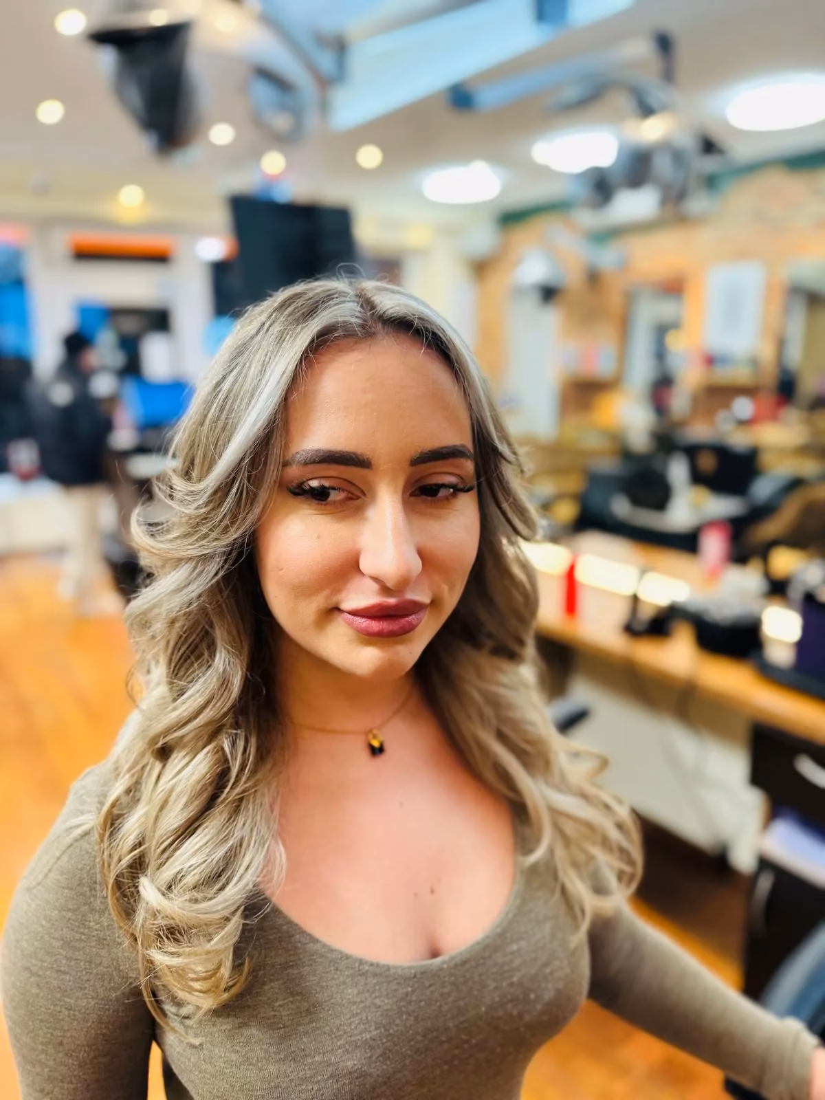 Blonde Balayage mit Locken im Salon