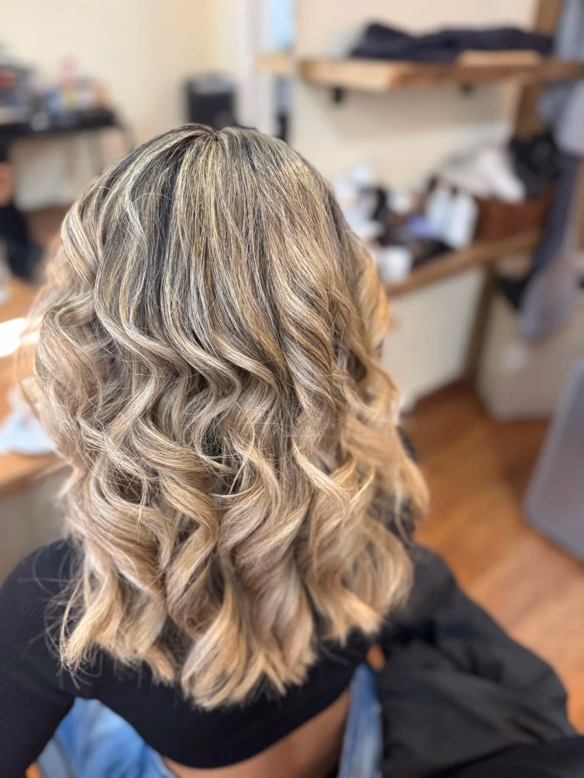Blonde Balayage mit Beach Waves