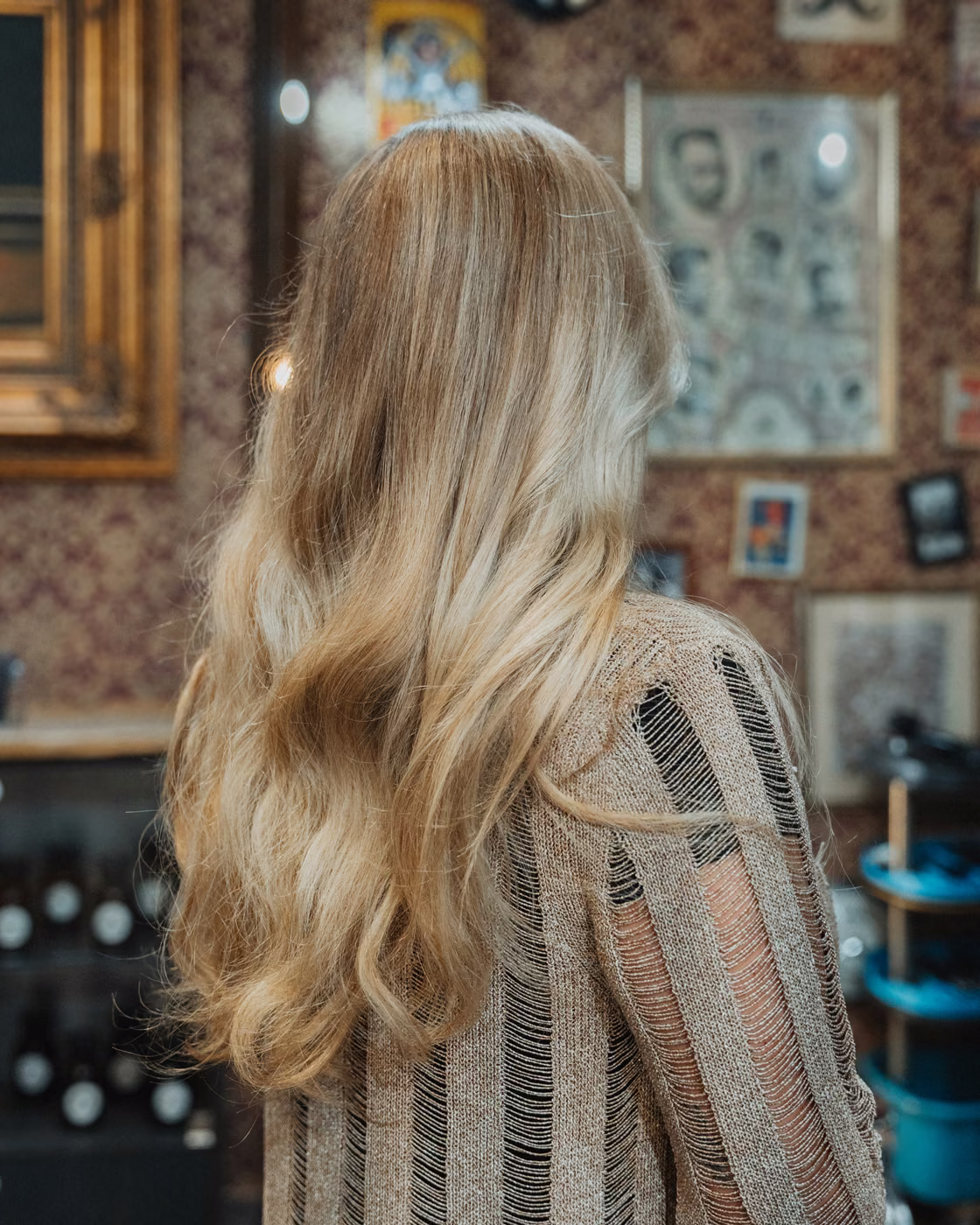 Blonde Balayage mit definierten Wellen und viel Glanz