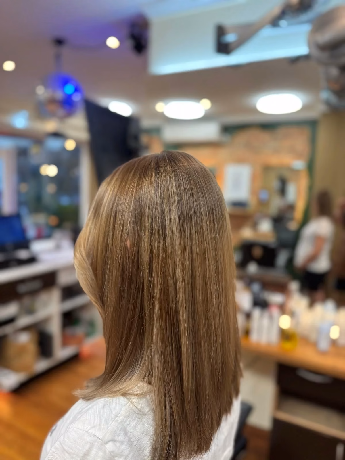 Glaenzende blonde Balayage glatt von der Seite