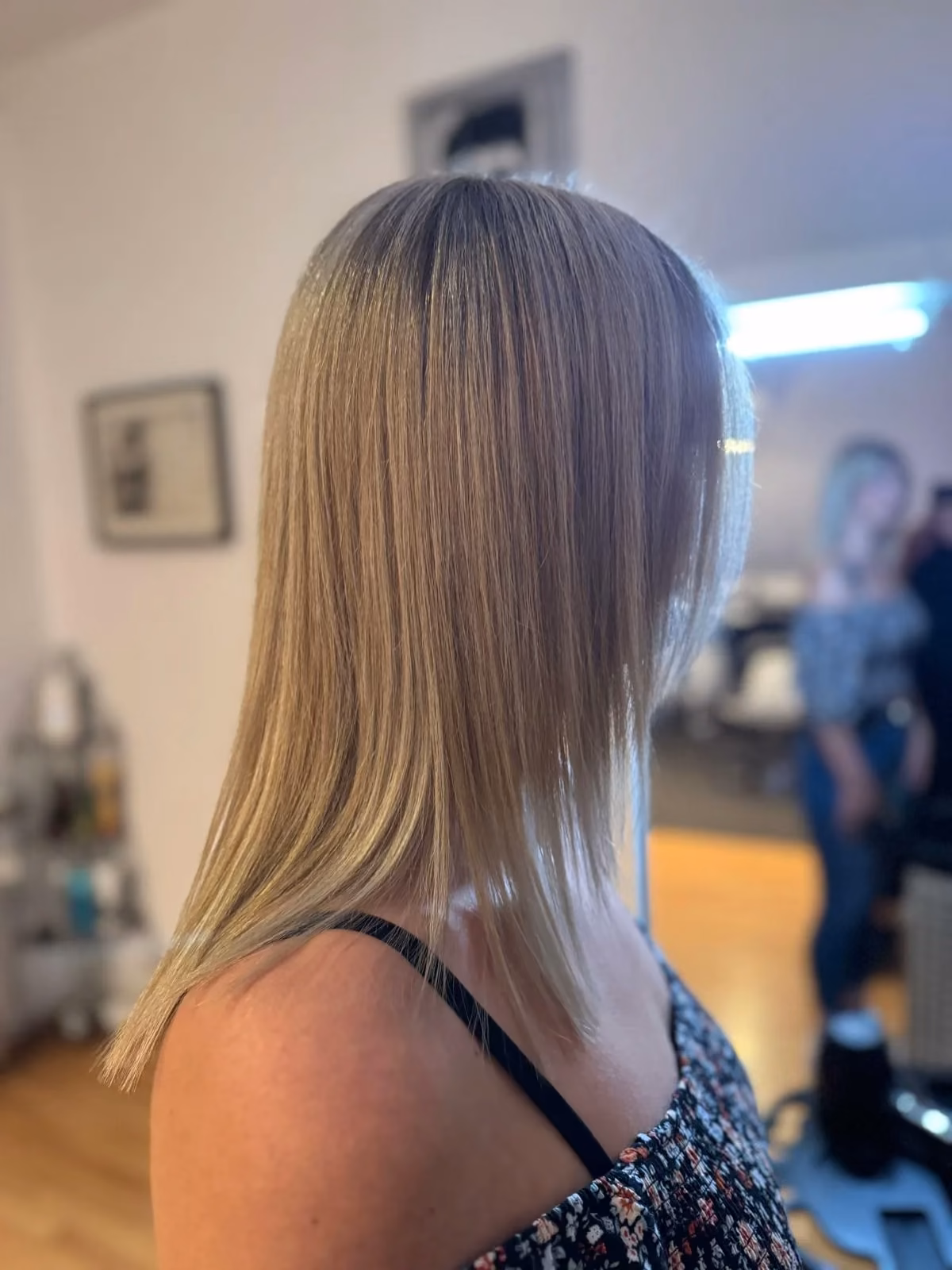 Blonde Balayage glatt von hinten
