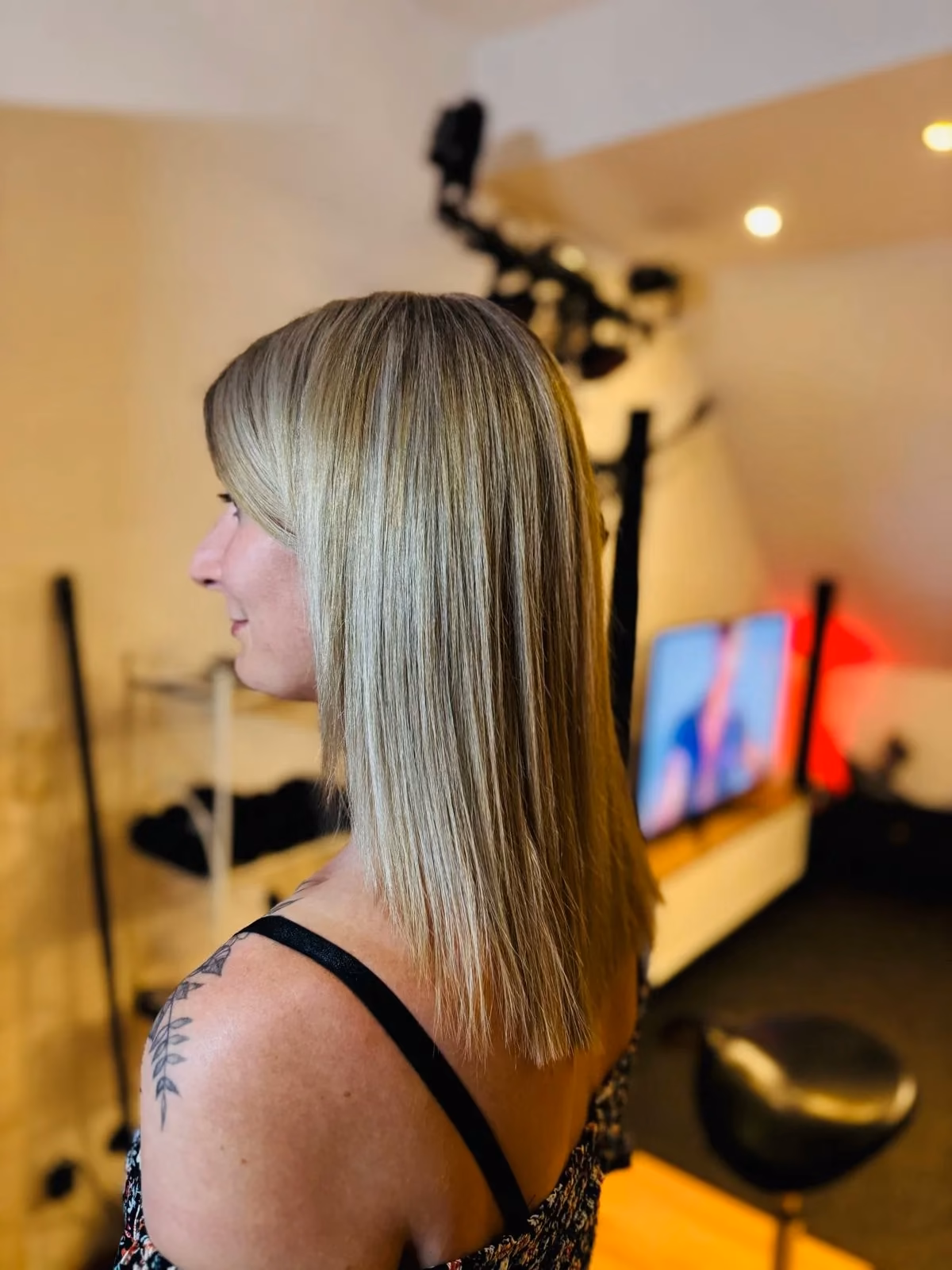 Blonde Balayage glatt im Seitenprofil