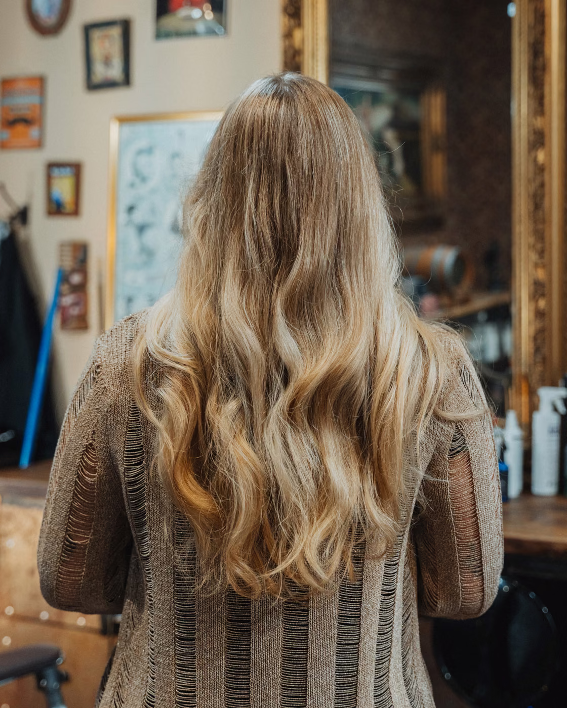 Lange blonde Balayage mit weichen Wellen von hinten