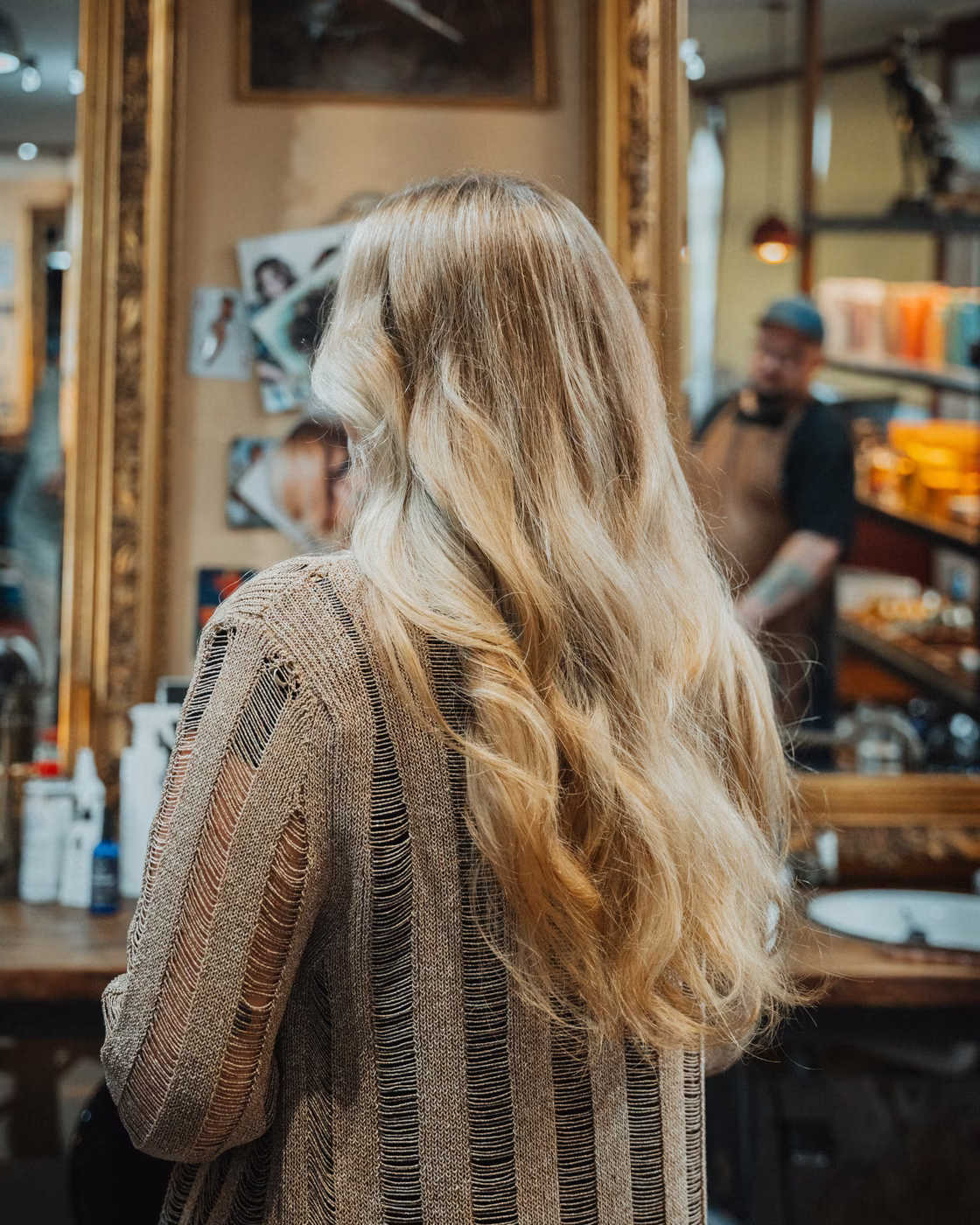 Langes blondes Haar mit Balayage nach dem Styling