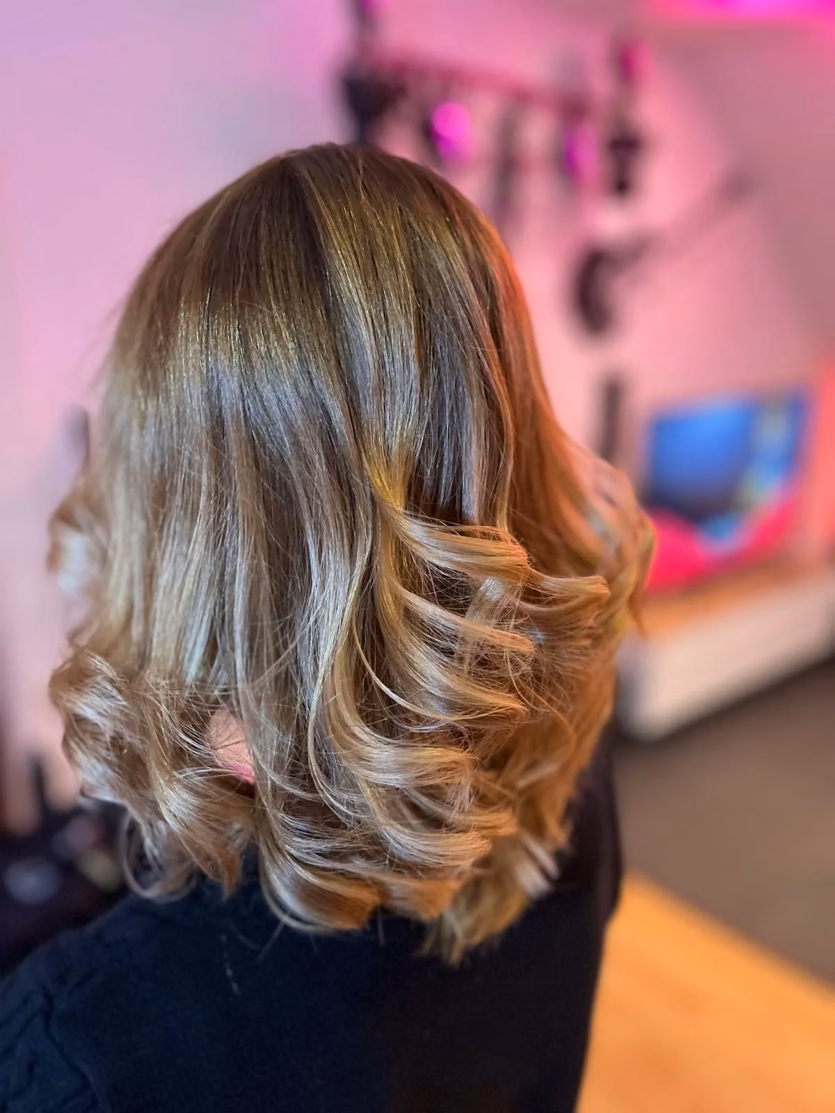 Blonde Balayage mit gelockten Spitzen
