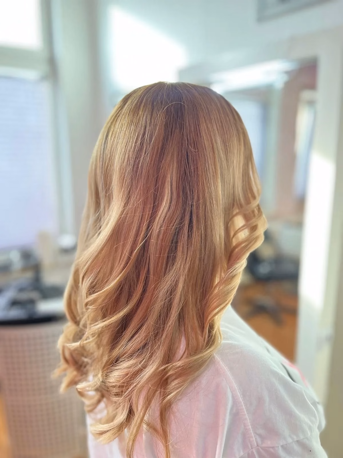 Erdbeerblonde Balayage mit weichen Locken