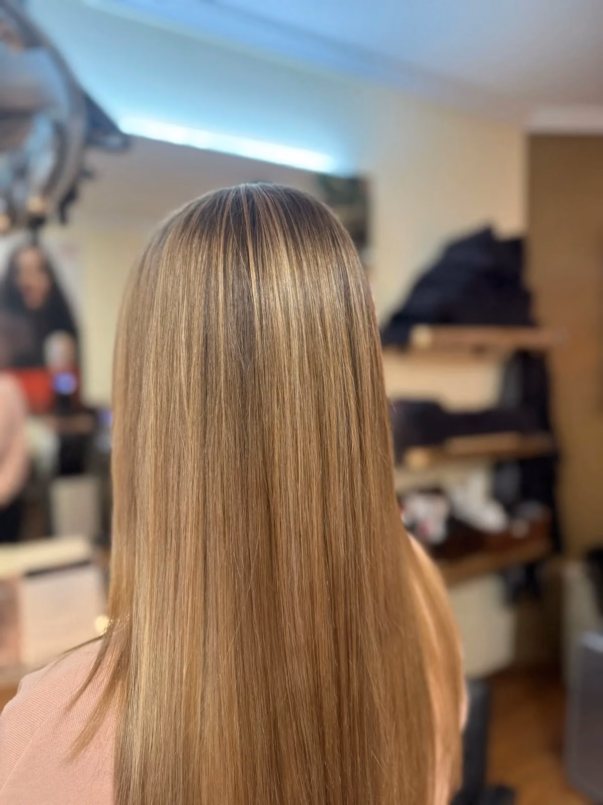 Warme Honigblond-Balayage von hinten