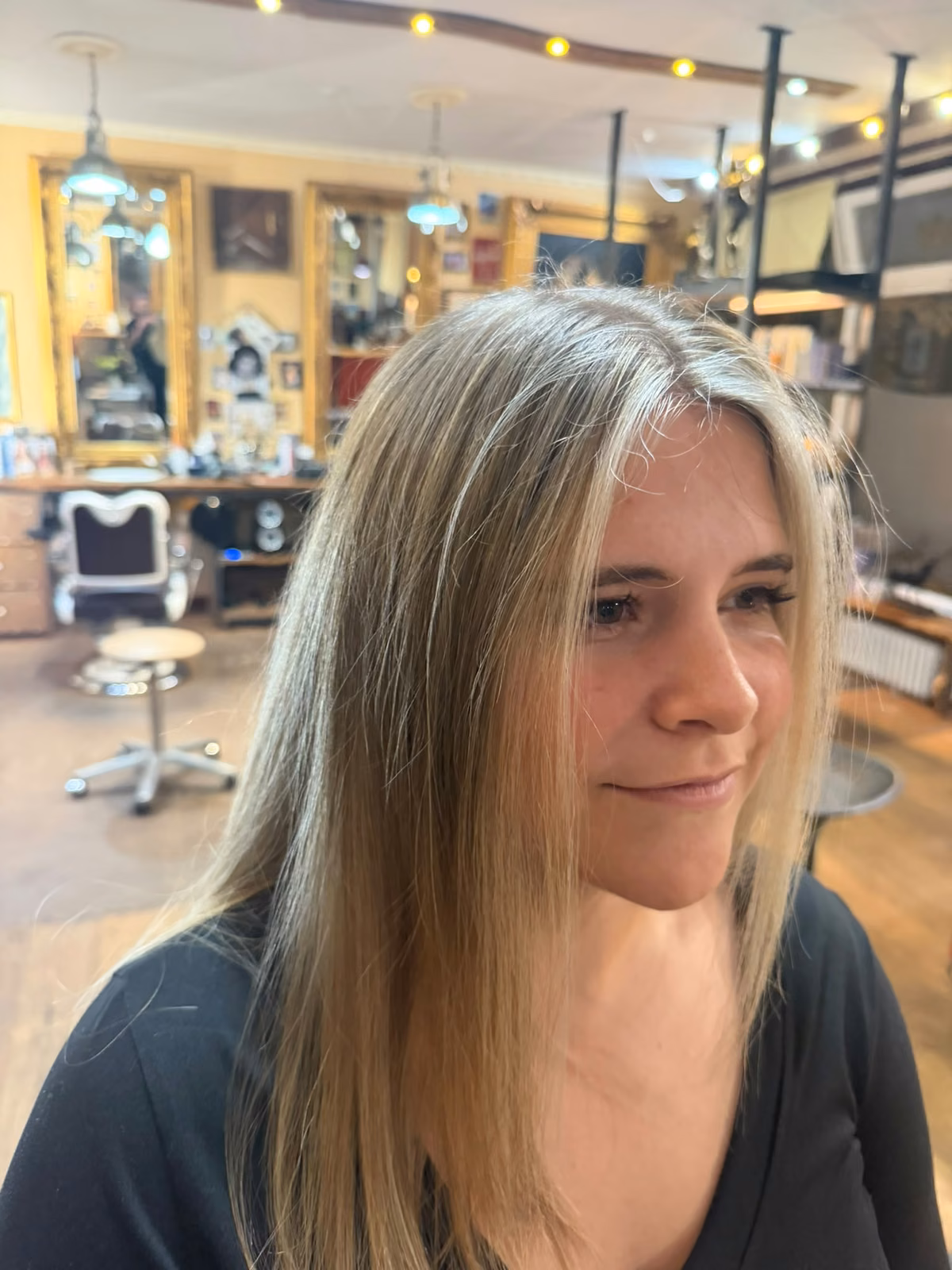 Aschblonde Längen glatt gestylt, Porträt im Salon