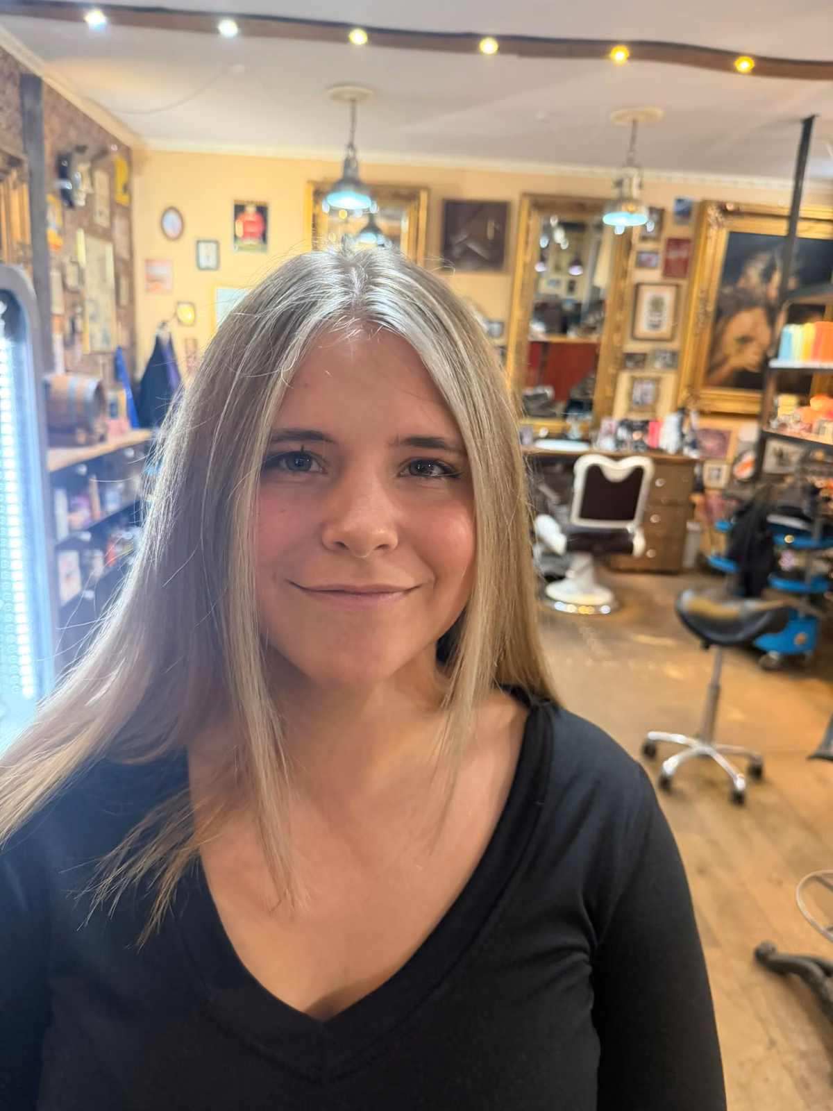 Natürliches Aschblond auf glattem Haar, Porträt