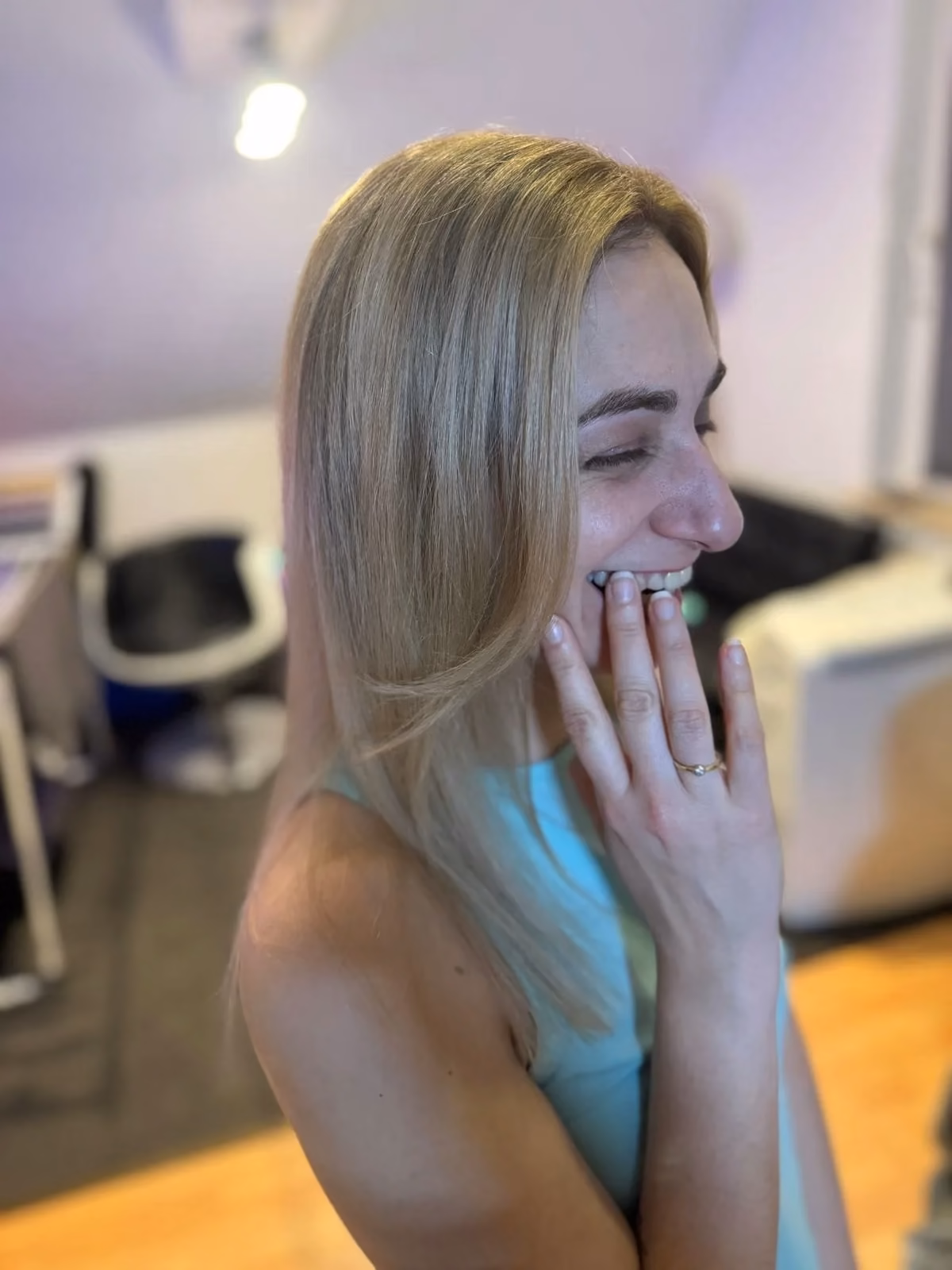 Laechelnde Kundin mit glattem Blond