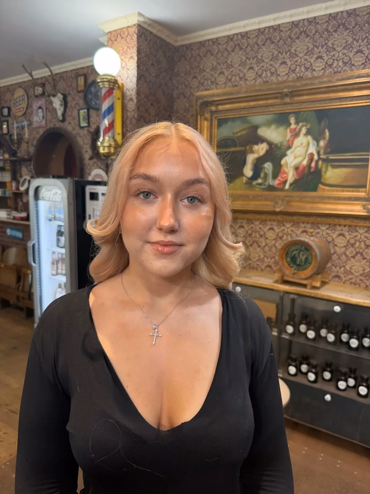 Kundin mit blonder Coloration frontal