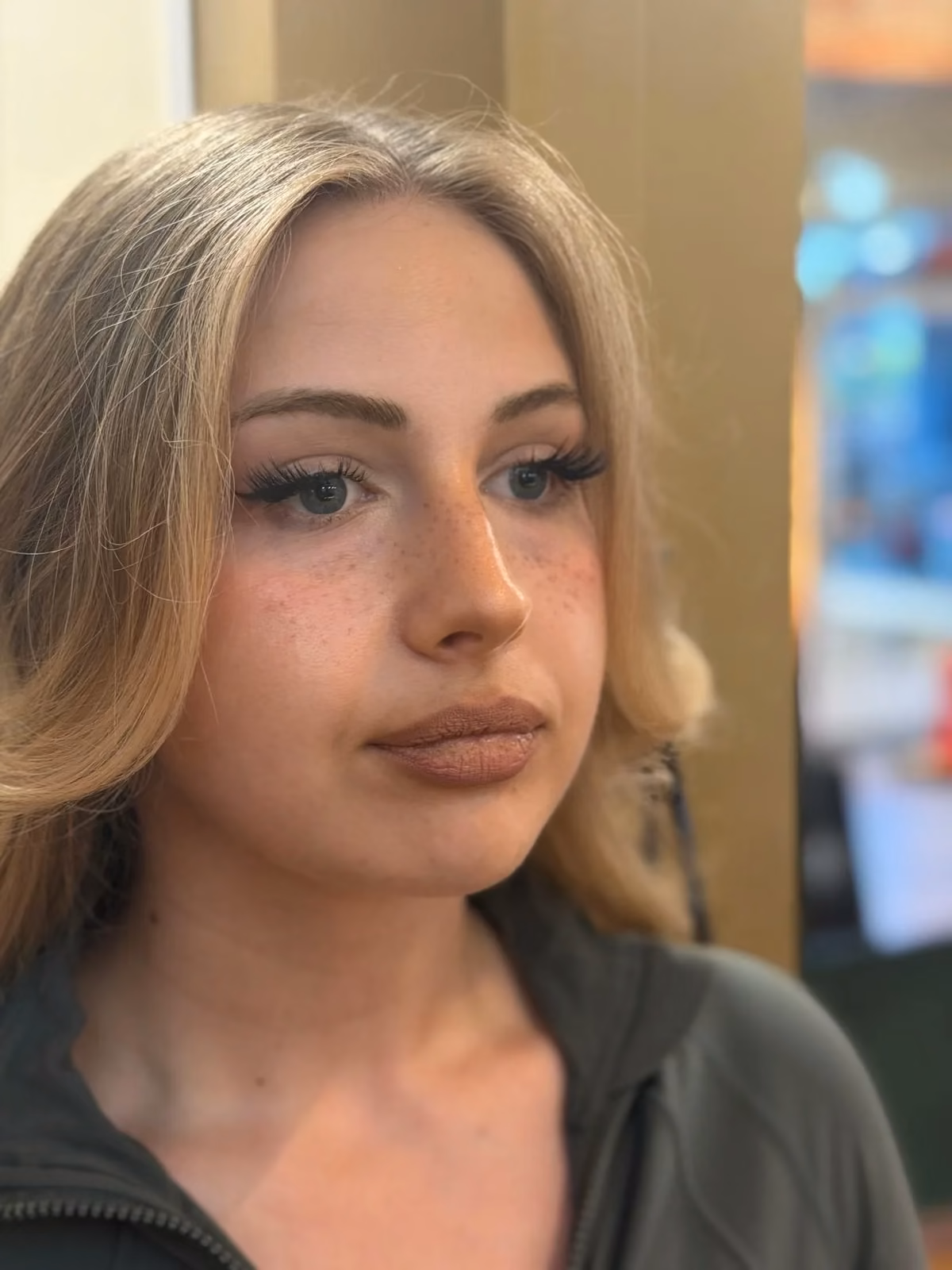 Blonde Haare mit dezenter Welle Portrait