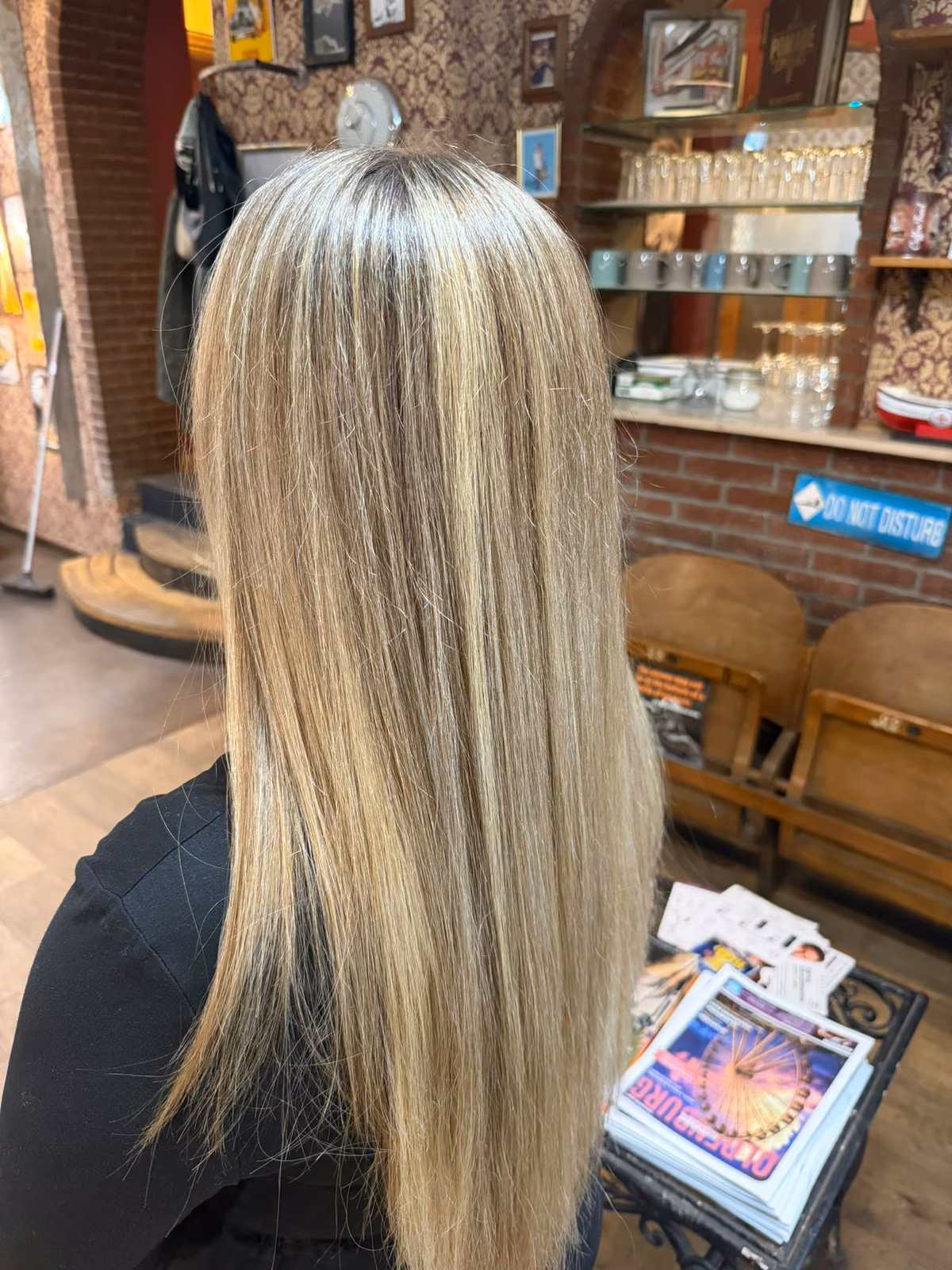 Blonde Strähnen auf glattem Langhaar von hinten