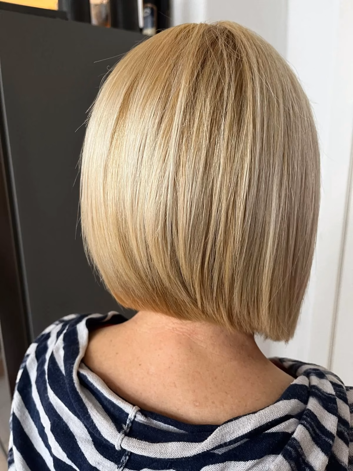 Glaenzender blonder Bob von hinten
