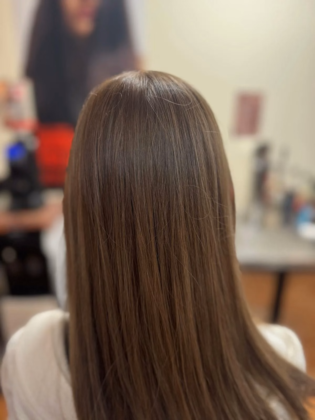 Glänzendes braunes Haar von hinten