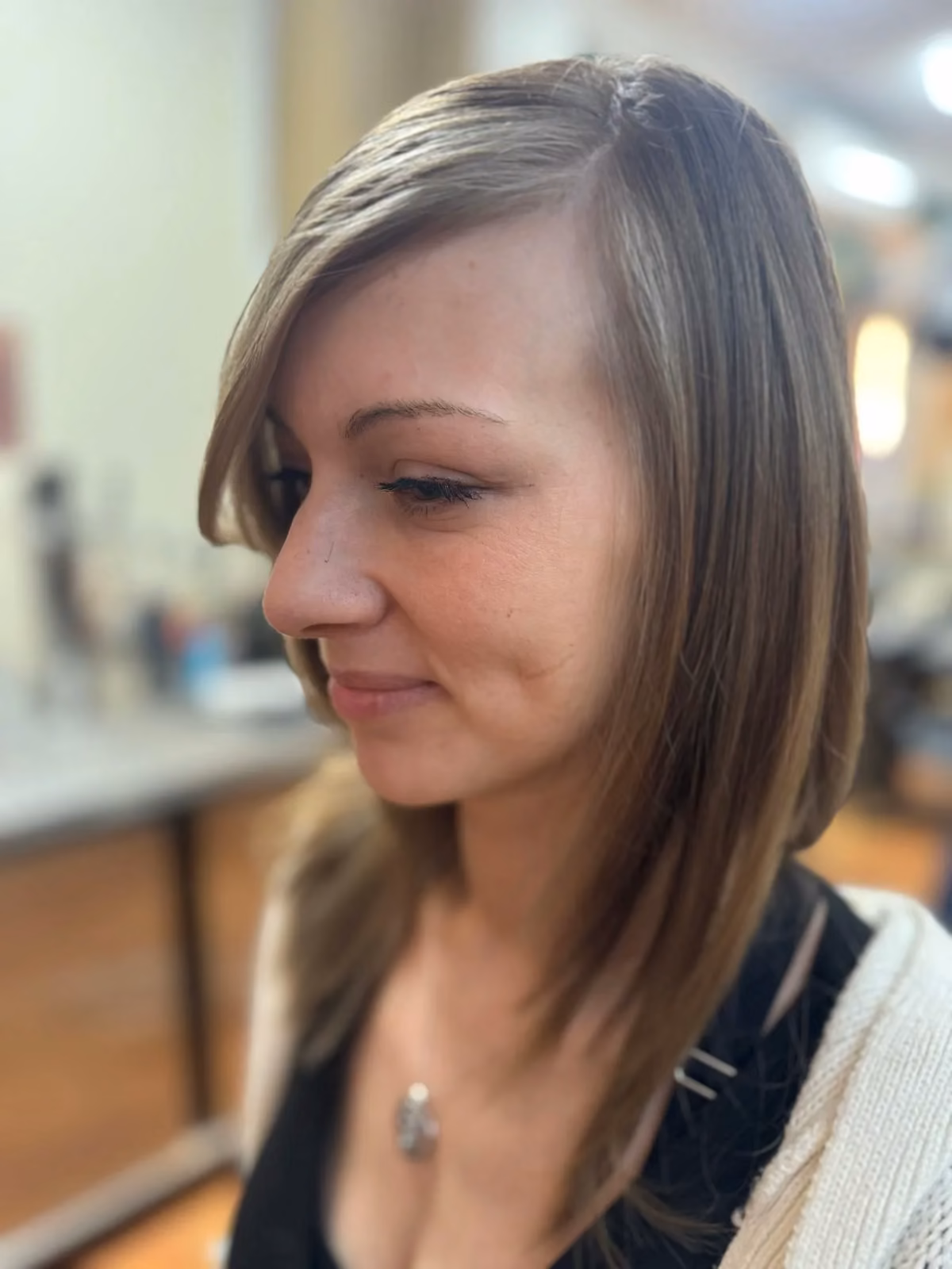 Natürliche Blondtöne im glatten Long-Bob