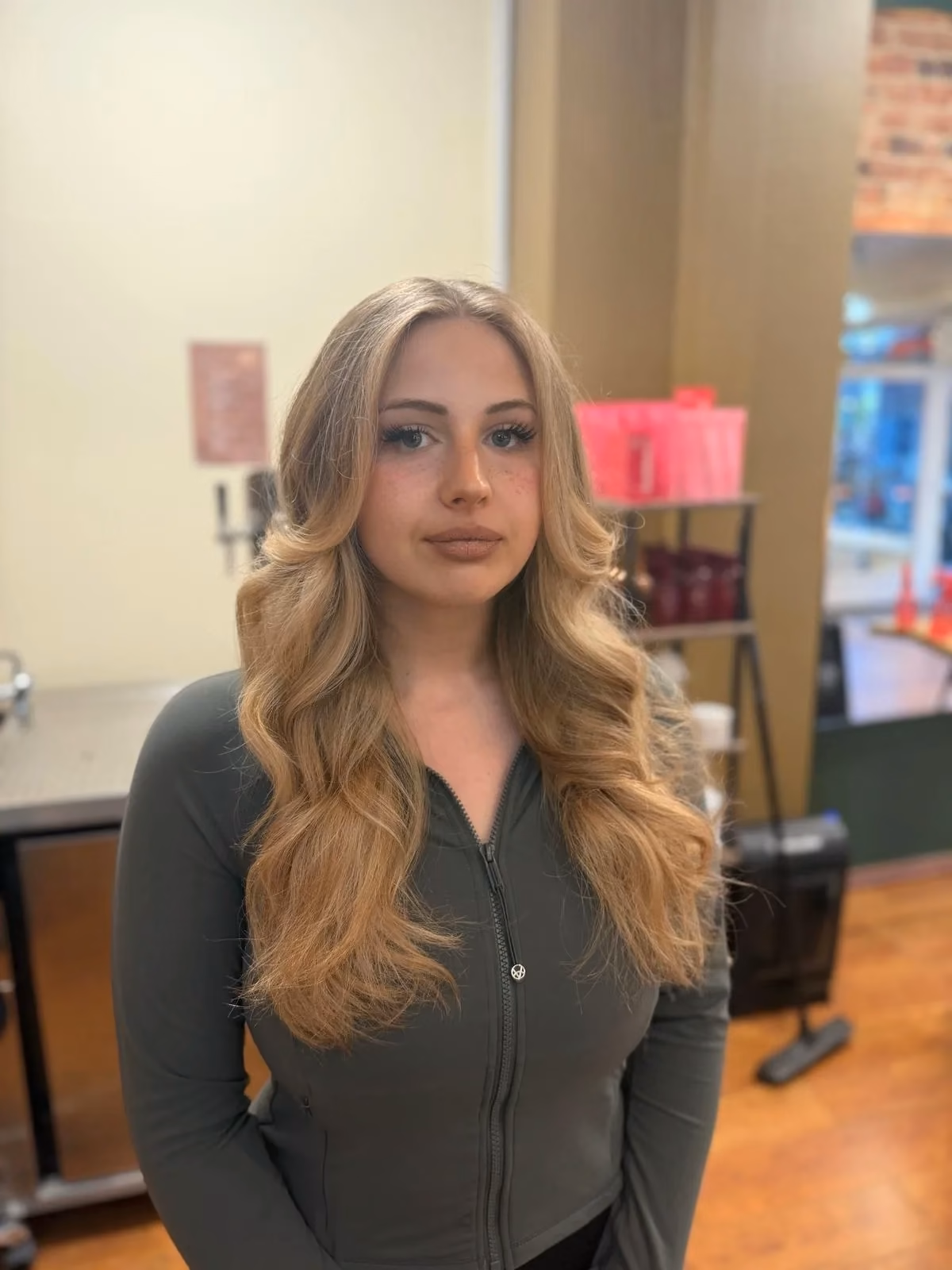 Blonde Wellen gestylt Frontansicht