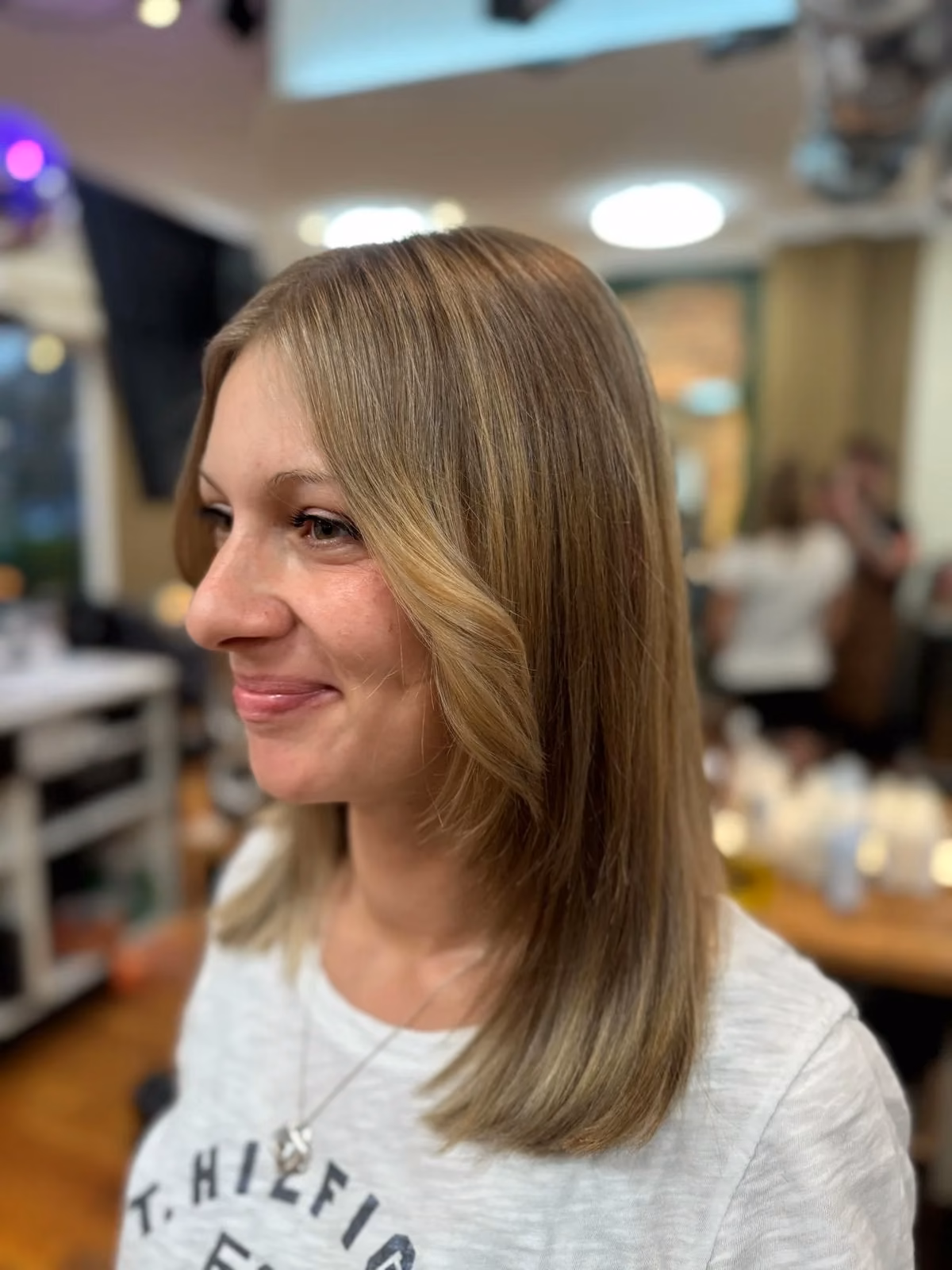 Blonder Langbob mit Glanz im Profil
