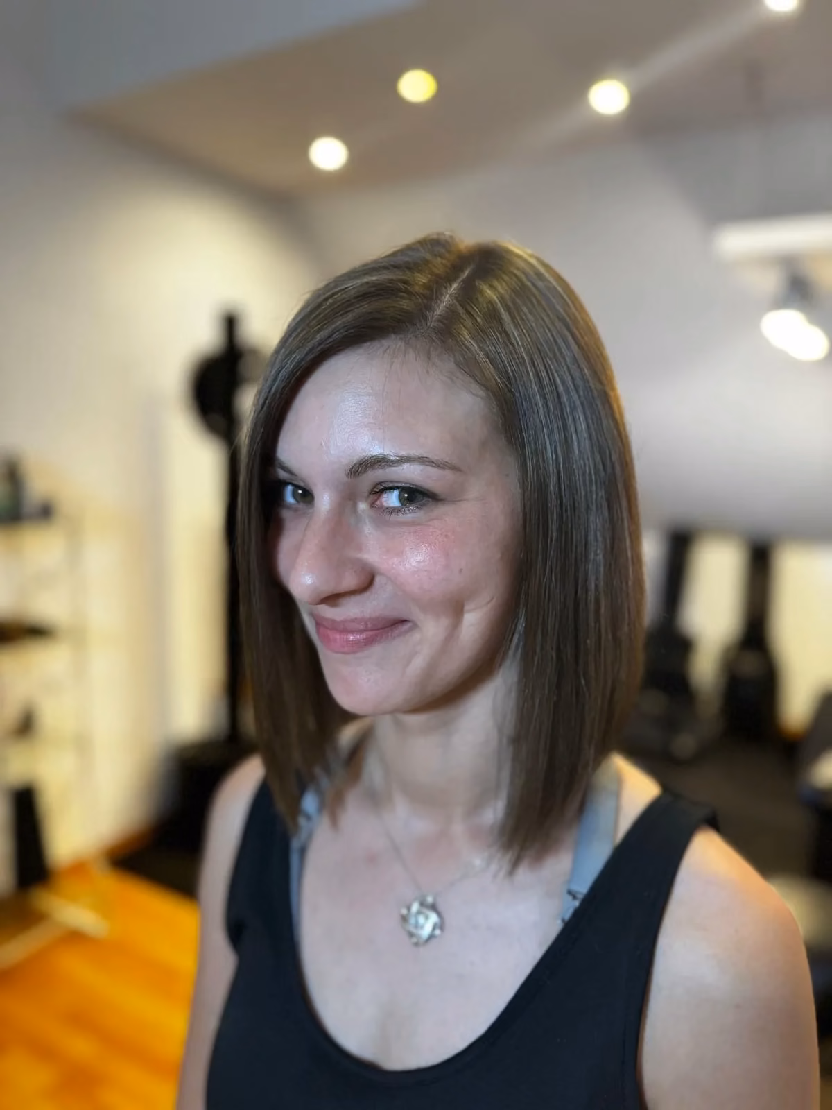 Zufriedene Kundin mit glattem Bob