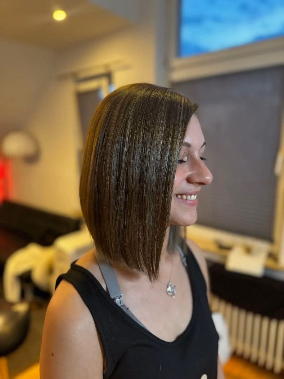 Eleganter glatter Long-Bob im Profil