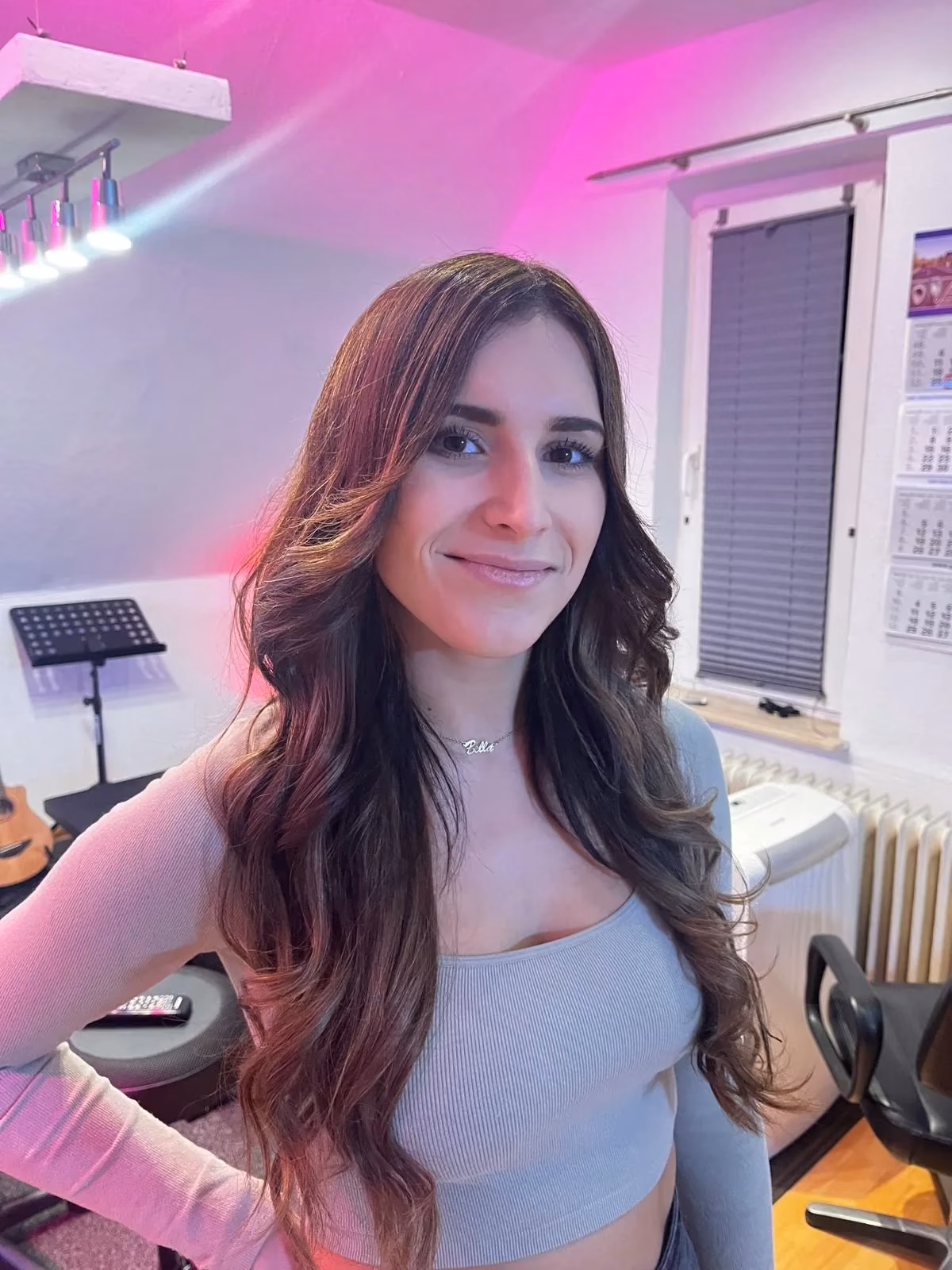 Lange gewellte braune Haare im Salon