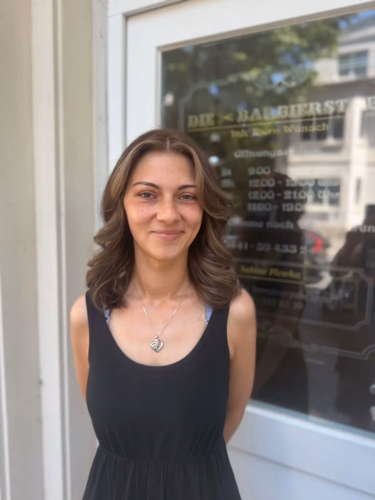 Frontale Frisur mit gewellten braunen Haaren