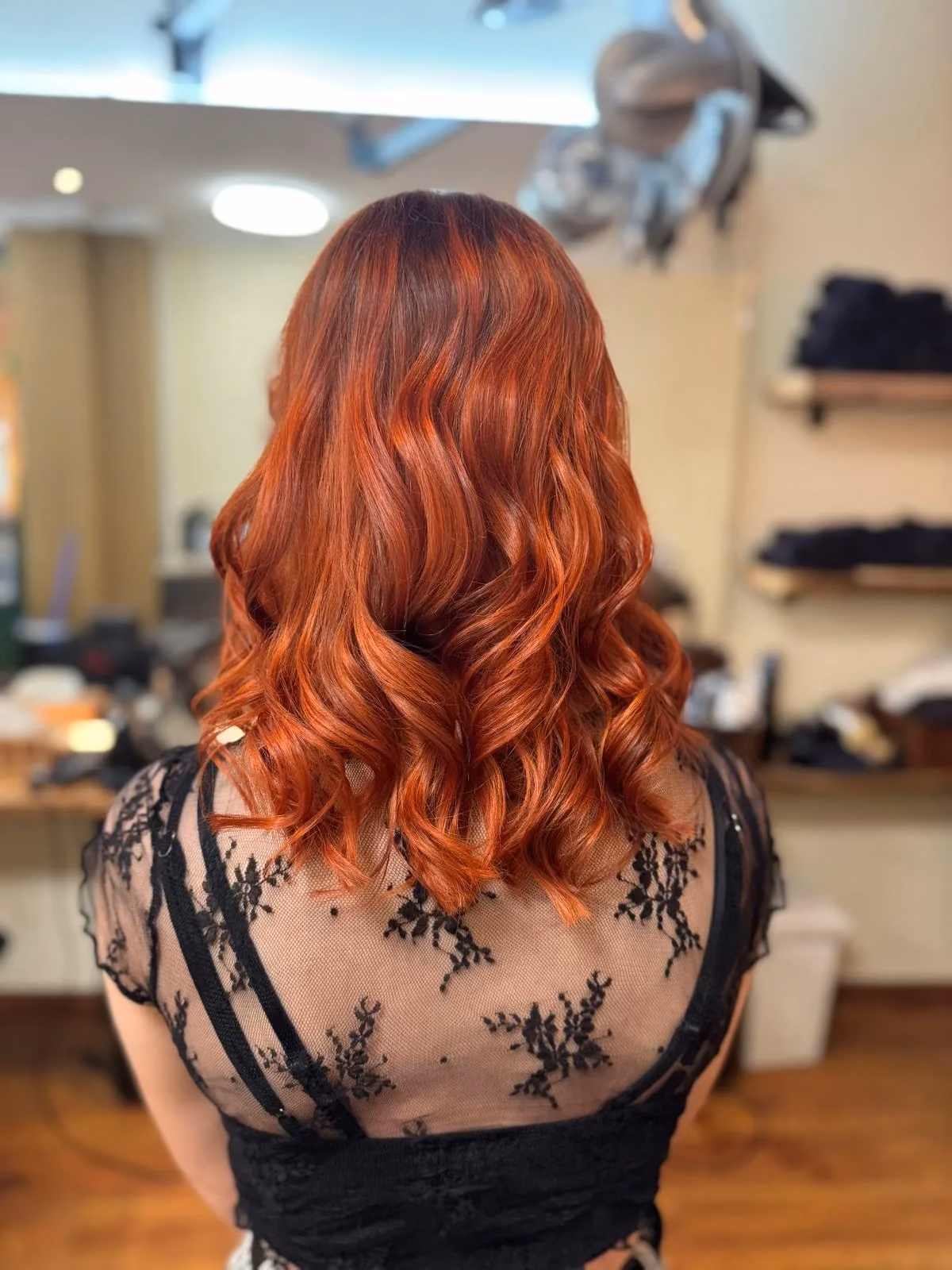 Kupferrote Locken mit Wellen von hinten
