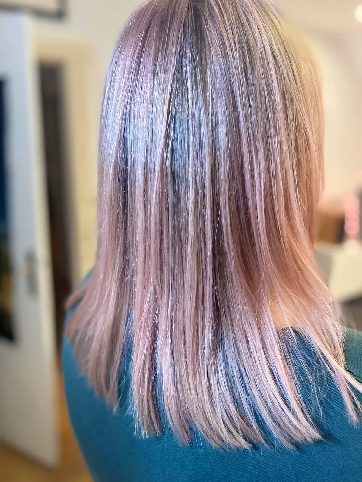 Pastell-Coloration in Rosa und Blau von hinten