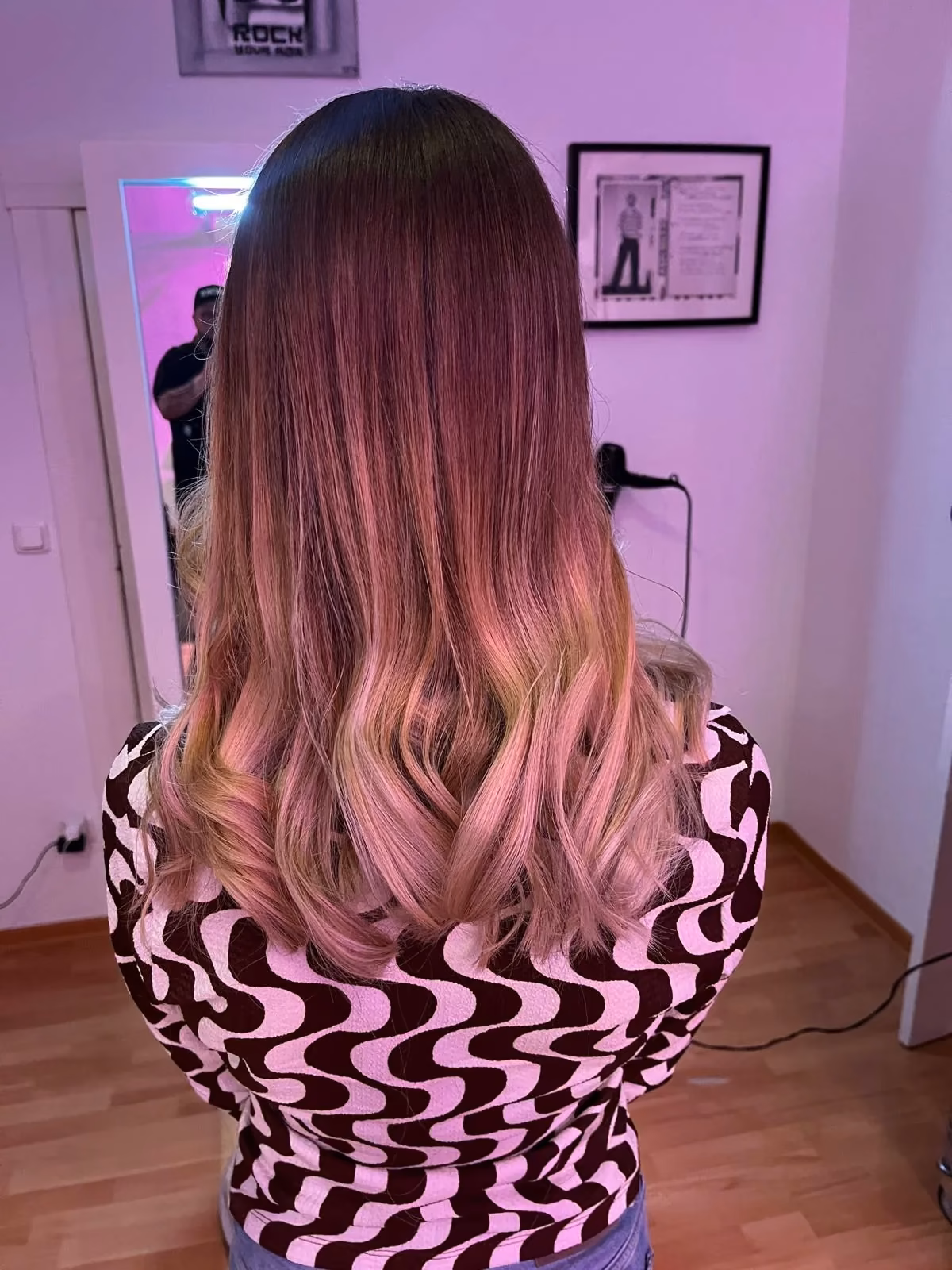 Pinkblondes Ombre mit Wellen von hinten